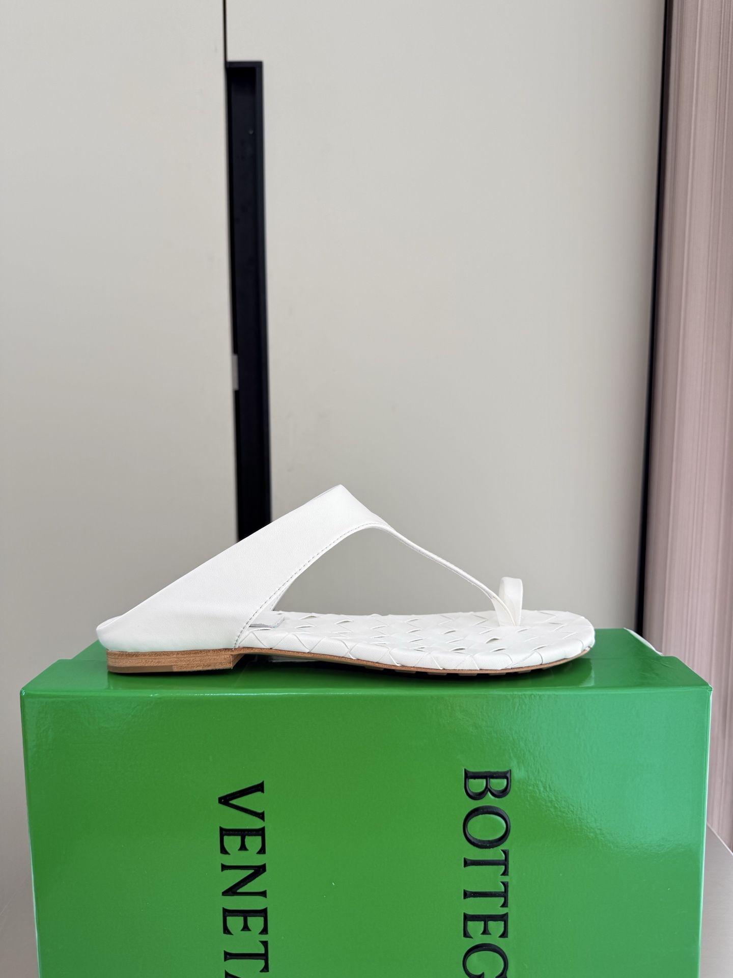 NO:925303,BV flat women's Livia thong sandals 12mm grade hand-knitted, split-toe shoes, bottega veneta, sandals19860909BV 平底 女士Livia夹趾凉鞋 12mm级 手工编织而成,分趾鞋,bottega veneta,sandals,Women's Shoes