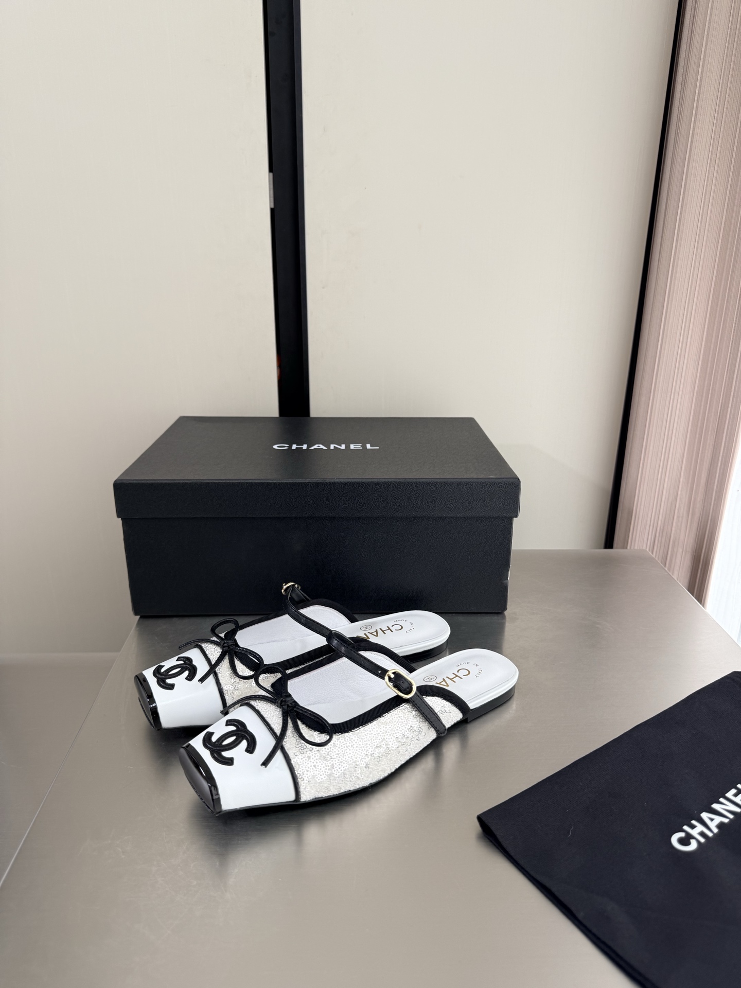 NO:925315,Ballet half-slippers Xiaoxiang 26 new with gift airplane box Xiaoxiang Genuine leather outsole Genuine leather logo blessing Comfortable and classy White beads White lambskin with black lines l Full texture Classic round toe design Super comfortable The logo is clearly visible Elegant Lambskin lining is used on the inside The foot logo is clear Not tiring the feet Stamped brand logo Matching to the standard Pursuing quality Italian genuine leather outsole Full of texture 35  36 37 38 39 40 41 (40 41 customized) with original packaging, exquisite ribbons, camellias, half drags, slippers, sheepskin, Leather soles19860909芭蕾舞 半拖鞋小香 26 新 配礼品飞机盒 小香 真皮大底  真皮 logo 加持 舒适有范 白色珠片 白色小羊皮 搭配黑色线条 l 质感满满 经典圆头设计 超舒适   logo清晰可见  优雅 内里选用小羊皮内里 垫脚logo清晰  不累脚 钢印品牌logo 对标对版 追求品质 意大利真皮大底 质感满满  35 36 37 38 39 40 41（40 41 定制） 搭配原版包装 精致丝带 山茶花,半拖,slippers,sheepskin,Leather soles,Women's Shoes