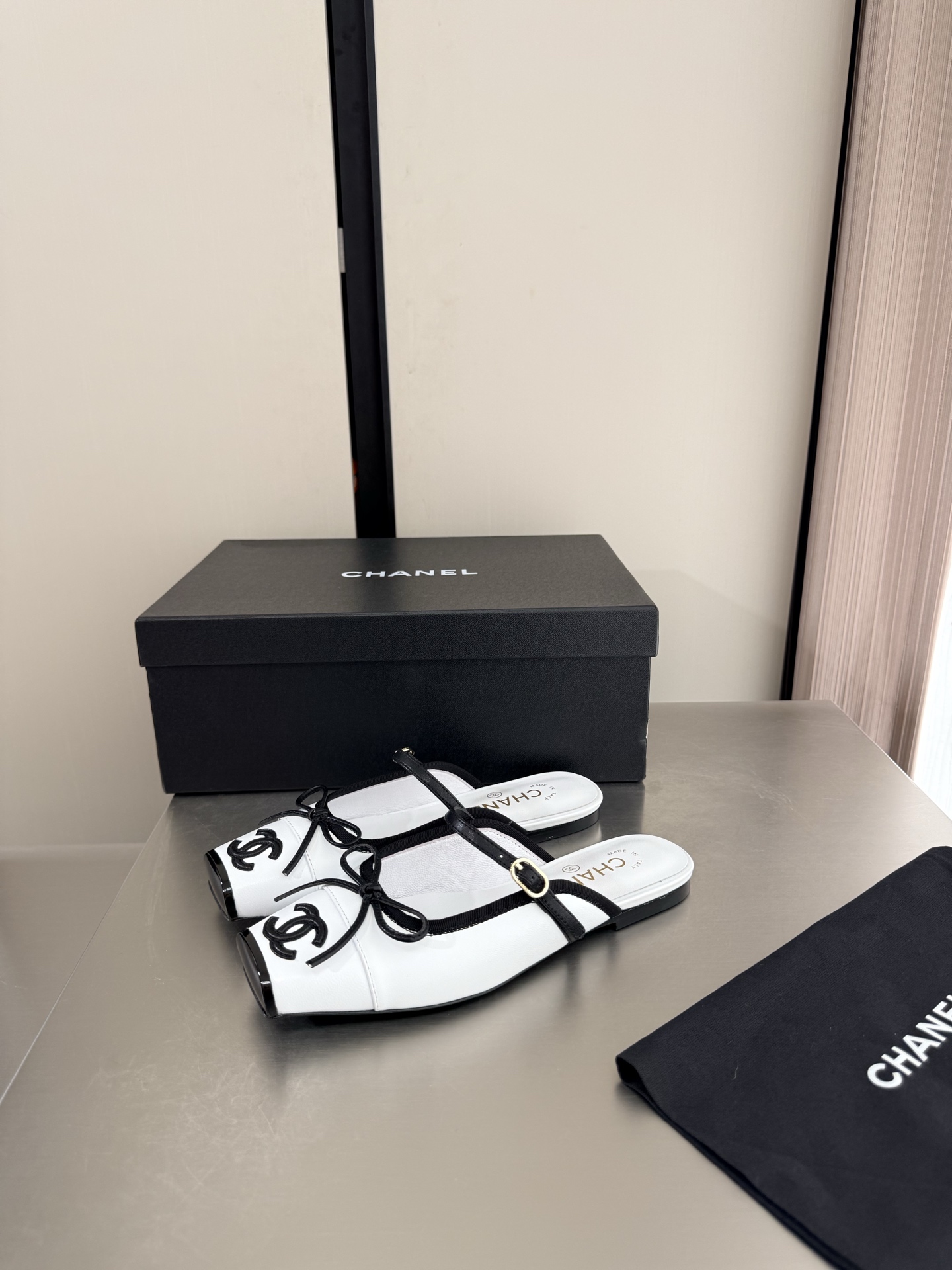 NO:925298,Ballet half-slippers Xiaoxiang 26 new with gift airplane box Xiaoxiang Genuine leather outsole Genuine leather logo blessing Comfortable and classy White lambskin with black lines l Full texture Classic round toe design Super comfortable The logo is clearly visible and elegant The lining is made of lambskin The foot logo is clear Not tiring the feet Stamped brand logo Matching version Pursuing quality Italian genuine leather outsole Full of texture 35 36  37 38 39 40 41 (40 41 customized) with original packaging, exquisite ribbons, camellias, half drags, slippers, sheepskin, Leather soles19860909芭蕾舞 半拖鞋小香 26 新 配礼品飞机盒 小香 真皮大底  真皮 logo 加持 舒适有范 白色小羊皮 搭配黑色线条 l 质感满满 经典圆头设计 超舒适   logo清晰可见  优雅 内里选用小羊皮内里 垫脚logo清晰  不累脚 钢印品牌logo 对标对版 追求品质 意大利真皮大底 质感满满  35 36 37 38 39 40 41（40 41 定制） 搭配原版包装 精致丝带 山茶花,半拖,slippers,sheepskin,Leather soles,Women's Shoes