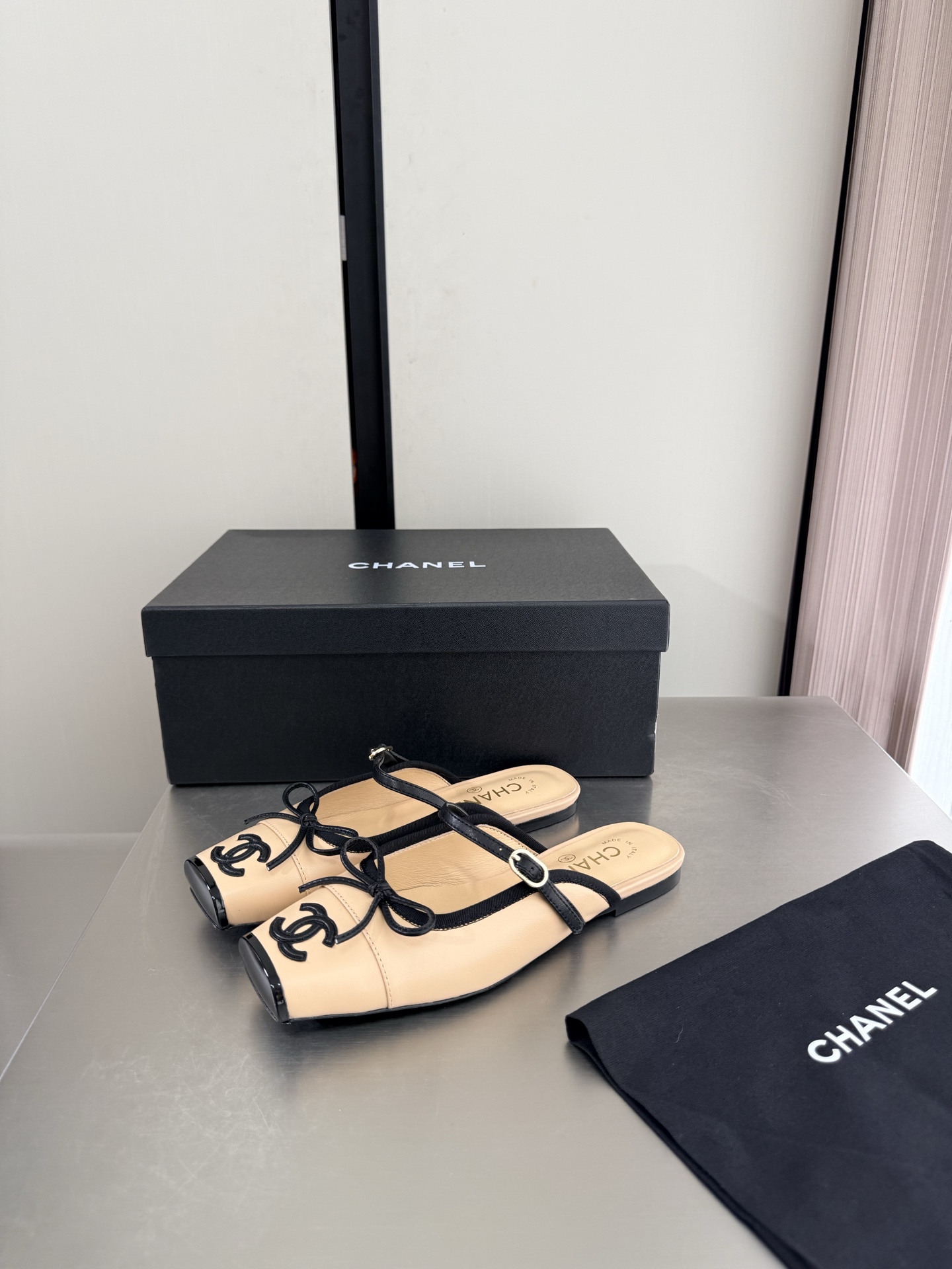 NO:925306,Ballet half-slippers Xiaoxiang 26 new with gift airplane box Xiaoxiang Genuine leather outsole Genuine leather logo blessing Comfortable and classy Apricot lambskin with black lines l Full texture Classic round toe design Super comfortable The logo is clearly visible and elegant The lining is made of lambskin The foot logo is clear Not tiring the feet Stamped brand logo Matching version Pursuing quality Italian genuine leather outsole Full of texture 35 36  37 38 39 40 41 (40 41 customized) with original packaging, exquisite ribbons, camellias, half drags, slippers, sheepskin, Leather soles19860909芭蕾舞 半拖鞋小香 26 新 配礼品飞机盒 小香 真皮大底  真皮 logo 加持 舒适有范 杏色 小羊皮 搭配黑色线条 l 质感满满 经典圆头设计 超舒适   logo清晰可见  优雅 内里选用小羊皮内里 垫脚logo清晰  不累脚 钢印品牌logo 对标对版 追求品质 意大利真皮大底 质感满满  35 36 37 38 39 40 41（40 41 定制） 搭配原版包装 精致丝带 山茶花,半拖,slippers,sheepskin,Leather soles,Women's Shoes