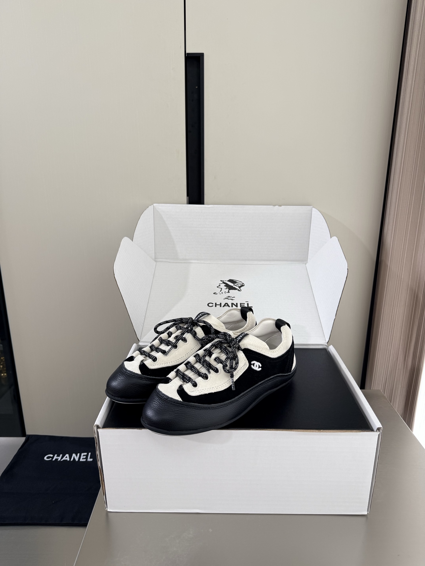 NO:925281,Black and white style sneakers Xiaoxiang 26 new with gift airplane box black textured cowhide with off-white high mercerized cow suede leather logo blessing comfortable and classy with black lines l full texture classic round toe design super comfortable logo clearly visible and elegant lambskin lining is used on the inside foot logo is clear and does not tire the feet steel-stamped brand logo benchmarking and version pursuit of quality original uniformly formed outsole full of texture  35 36 37 38 39 40 41 42 (40 41 42 customized) with original packaging, exquisite ribbon, camellia, casual shoes/sports shoes, sneakers, cowhide, sheepskin19860909黑白格调 运动鞋 小香 26 新 配礼品飞机盒 黑色摔纹牛皮 搭配 米白色 高丝光牛反绒皮  真皮 logo 加持 舒适有范 搭配黑色线条 l 质感满满 经典圆头设计 超舒适   logo清晰可见  优雅 内里选用小羊皮内里 垫脚logo清晰  不累脚 钢印品牌logo 对标对版 追求品质 原版一致成型大底 质感满满  35 36 37 38 39 40 41 42（40 41 42 定制） 搭配原版包装 精致丝带 山茶花,休闲鞋/运动鞋,sneakers,cowhide,sheepskin,Women's Shoes