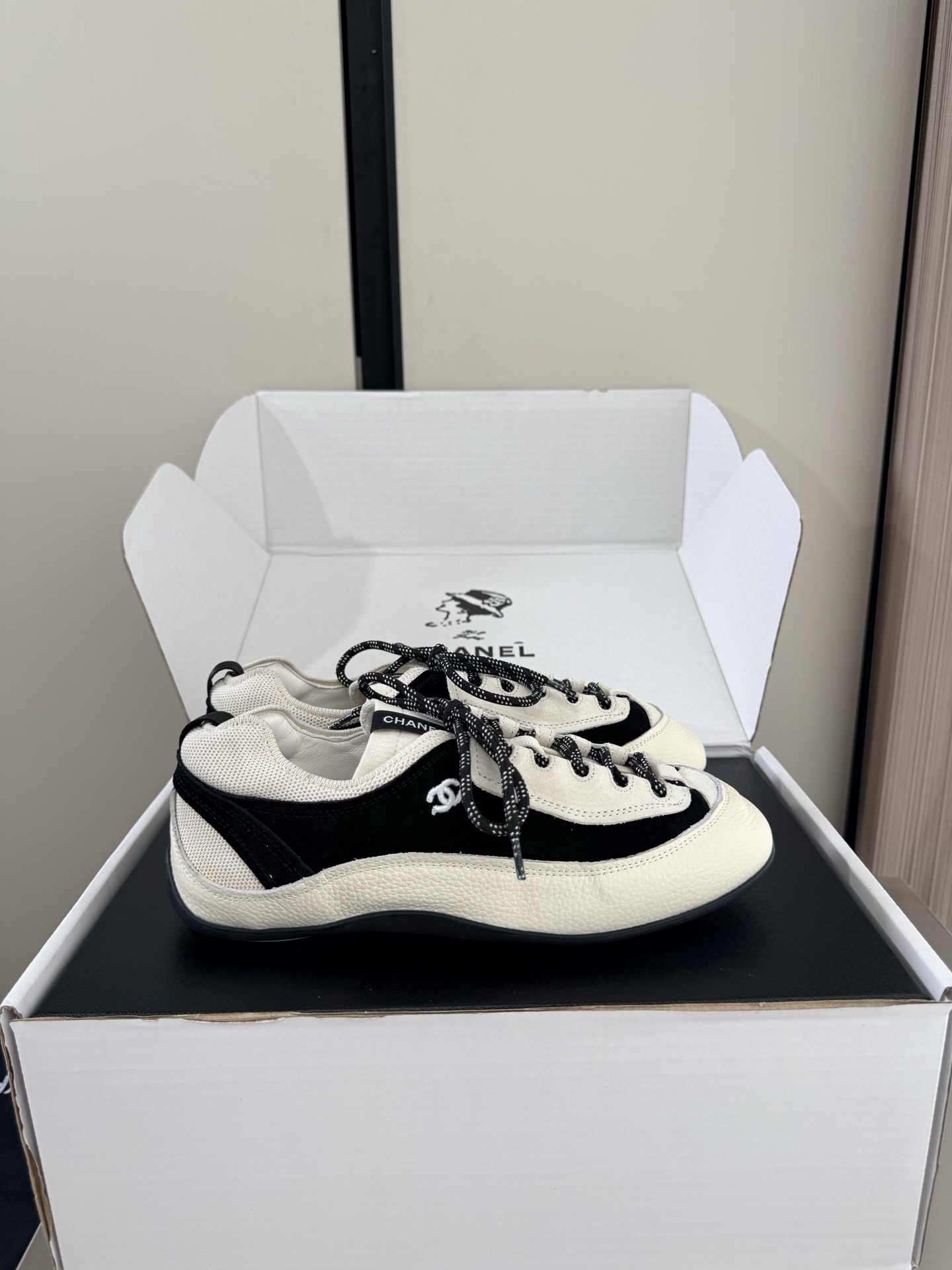 NO:925294,Black and white style sneakers Xiaoxiang 26 new with gift airplane box off-white textured cowhide with off-white high mercerized cow suede leather leather logo blessing comfortable and classy with black lines l full texture classic round toe design super comfortable logo clearly visible elegant lambskin lining on the inside foot logo clear not tiring feet steel stamped brand logo benchmarking version pursuit of quality original consistent molded outsole full of texture  35 36 37 38 39 40 41 42 (40 41 42 customized) with original packaging, exquisite ribbon, camellia, casual shoes/sports shoes, sneakers, cowhide, sheepskin19860909黑白格调 运动鞋 小香 26 新 配礼品飞机盒 米白色 摔纹牛皮 搭配 米白色 高丝光牛反绒皮  真皮 logo 加持 舒适有范 搭配黑色线条 l 质感满满 经典圆头设计 超舒适   logo清晰可见  优雅 内里选用小羊皮内里 垫脚logo清晰  不累脚 钢印品牌logo 对标对版 追求品质 原版一致成型大底 质感满满  35 36 37 38 39 40 41 42（40 41 42 定制） 搭配原版包装 精致丝带 山茶花,休闲鞋/运动鞋,sneakers,cowhide,sheepskin,Women's Shoes