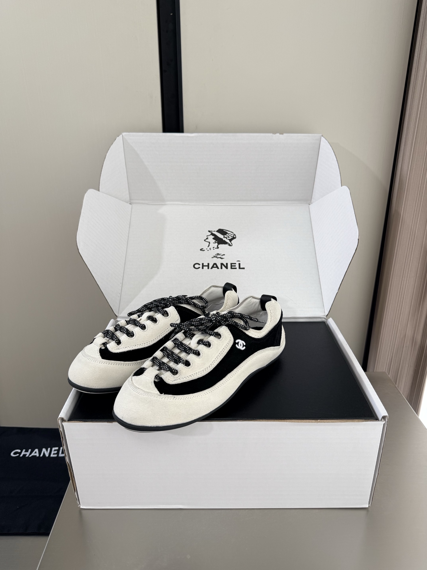 NO:925286,Black and white style sneakers Xiaoxiang 26 new with gift airplane box black cow suede off-white high mercerized cow suede genuine leather logo blessing comfortable and classy with black lines l full texture classic round toe design super comfortable logo clearly visible elegant lambskin lining for the lining clear foot logo not tiring feet steel stamped brand logo benchmarking version pursuit of quality original uniformly formed outsole full of texture  35 36 37 38 39 40 41 42 (40 41 42 customized) with original packaging, exquisite ribbon, camellia, casual shoes/sports shoes, sneakers, sheepskin, chamois leather19860909黑白格调 运动鞋 小香 26 新 配礼品飞机盒 黑色牛反绒麂皮 米白色 高丝光牛反绒皮  真皮 logo 加持 舒适有范 搭配黑色线条 l 质感满满 经典圆头设计 超舒适   logo清晰可见  优雅 内里选用小羊皮内里 垫脚logo清晰  不累脚 钢印品牌logo 对标对版 追求品质 原版一致成型大底 质感满满  35 36 37 38 39 40 41 42（40 41 42 定制） 搭配原版包装 精致丝带 山茶花,休闲鞋/运动鞋,sneakers,sheepskin,chamois leather,Women's Shoes
