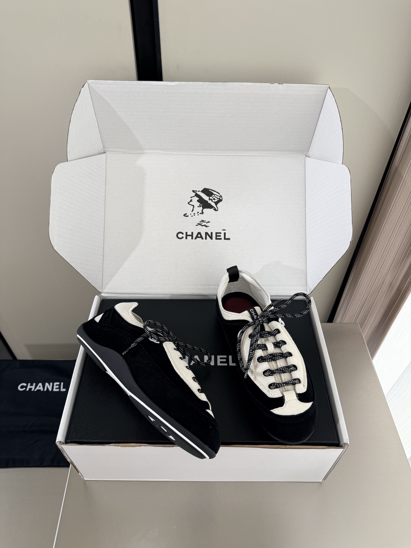 NO:925290,Black and white style sneakers Xiaoxiang 26 new with gift airplane box black with off-white high mercerized cow suede leather genuine leather logo blessing comfortable and classy with black lines l full of texture classic round toe design super comfortable logo clearly visible elegant lambskin lining on the inside foot logo clear not tiring feet steel stamped brand logo benchmarking version pursuing quality original uniformly formed outsole full of texture 35  36 37 38 39 40 41 42 (40 41 42 customized) with original packaging, exquisite ribbons, camellias, casual shoes/sports shoes, sneakers, sheepskin19860909黑白格调 运动鞋 小香 26 新 配礼品飞机盒 黑色 搭配 米白色 高丝光牛反绒皮  真皮 logo 加持 舒适有范 搭配黑色线条 l 质感满满 经典圆头设计 超舒适   logo清晰可见  优雅 内里选用小羊皮内里 垫脚logo清晰  不累脚 钢印品牌logo 对标对版 追求品质 原版一致成型大底 质感满满  35 36 37 38 39 40 41 42（40 41 42 定制） 搭配原版包装 精致丝带 山茶花,休闲鞋/运动鞋,sneakers,sheepskin,Women's Shoes