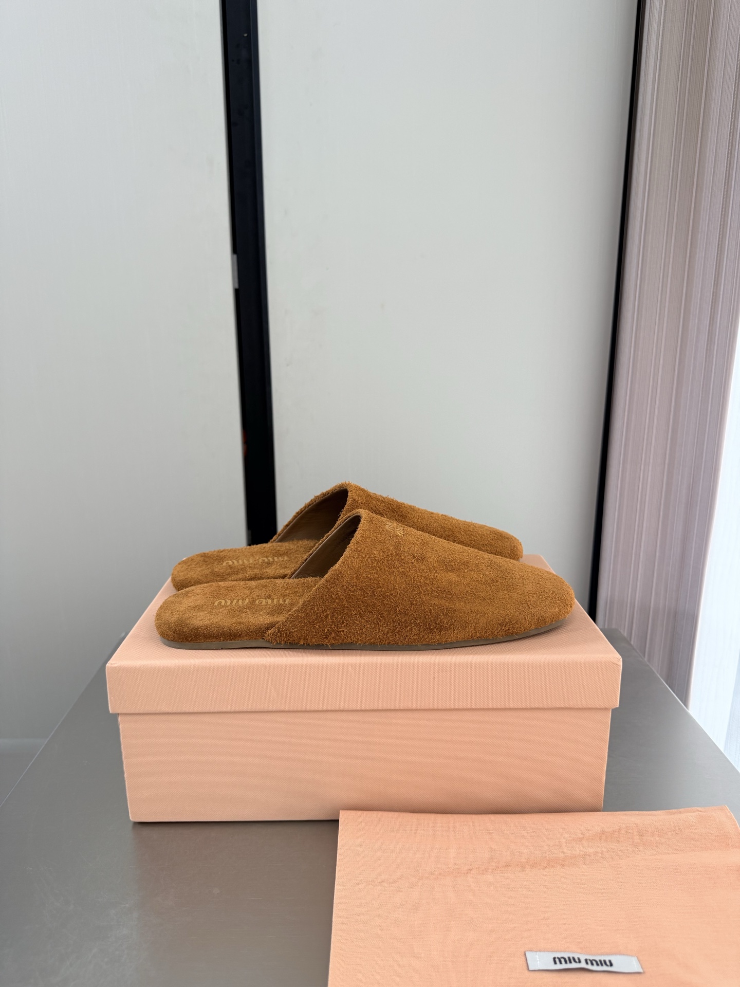 NO:925250,miu'miu super classic toe-toe slippers. Optional flight case. Super comfortable. First-layer cow suede. Classic design. Stamped logo series. miu'miu. Classic comfort. Production. Flight box 10. Same as original. Molded outsole. High version. Fabric. High mercerized cow suede. Lining. Lambskin. Comfortable and high-grade. Original consistent molded outsole. Non-slip and durable. Same as original. Matching design. Girly feeling. Comfortable. Matching version. 35 36  37 38 39 40 41 (40 41 size customization) equipped with original packaging, half drag, miumiu, slippers, sheepskin19860909miu'miu 超经典 包头拖鞋 可选购飞机盒 超舒适 头层牛反绒皮 经典设计 钢印logo 系列 miu'miu 经典舒适 制作 飞机盒10 原版一致 成型大底 高版本  面料 高丝光牛反绒皮  内里 小羊皮  舒适高级    原版一致成型大底 防滑耐穿  原版一致 对版 设计 少女感 舒适  对标对版 35 36 37 38 39 40 41（40 41 码定制） 配置原版包装,半拖,miumiu,slippers,sheepskin,Women's Shoes