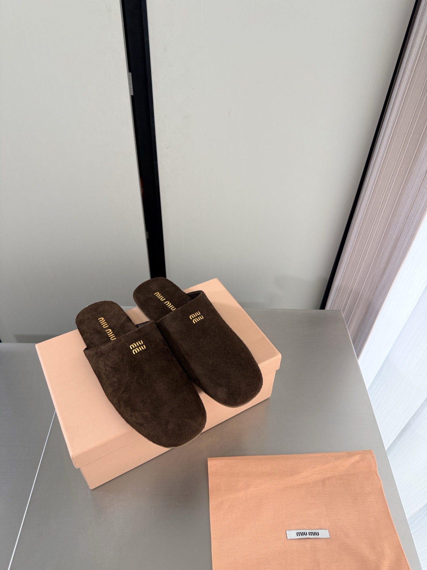 NO:925256,miu'miu super classic toe-toe slippers. Optional airplane case. Ultra-comfortable. First-layer cow suede. Classic design. Stamped logo series. miu'miu. Classic comfort. Production. Brown airplane box. 10. Same as the original. Molded outsole. High version. Fabric. High mercerized cow suede. Lining. Lambskin. Comfortable and high-quality.  36 37 38 39 40 41 (40 41 size customization) equipped with original packaging, half drag, miumiu, slippers, sheepskin19860909miu'miu 超经典 包头拖鞋 可选购飞机盒 超舒适 头层牛反绒皮 经典设计 钢印logo 系列 miu'miu 经典舒适 制作 咖啡色 飞机盒10 原版一致 成型大底 高版本  面料 高丝光牛反绒皮  内里 小羊皮  舒适高级    原版一致成型大底 防滑耐穿  原版一致 对版 设计 少女感 舒适  对标对版 35 36 37 38 39 40 41（40 41 码定制） 配置原版包装,半拖,miumiu,slippers,sheepskin,Women's Shoes