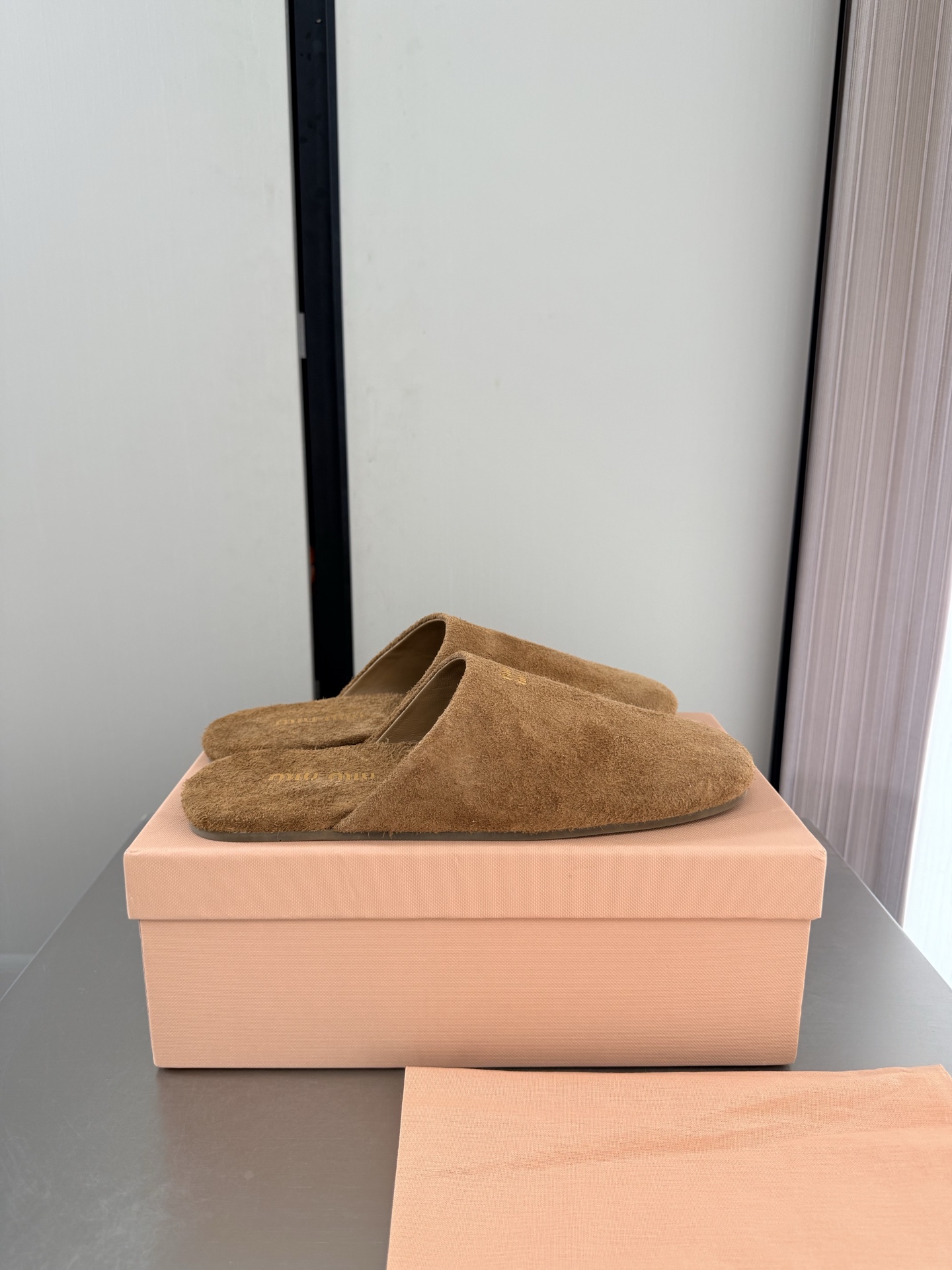NO:925262,miu'miu super classic toe-toe slippers. Optional airplane case. Super comfortable. First-layer cow suede. Classic design. Stamped logo series. miu'miu. Classic comfort. Production. Light brown airplane box. 10. Same as the original. Molded outsole. High version. Fabric. High mercerized cow suede. Lining. Lambskin. Comfortable and high-quality.  36 37 38 39 40 41 (40 41 size customization) equipped with original packaging, half drag, miumiu, slippers, sheepskin19860909miu'miu 超经典 包头拖鞋 可选购飞机盒 超舒适 头层牛反绒皮 经典设计 钢印logo 系列 miu'miu 经典舒适 制作 浅棕色 飞机盒10 原版一致 成型大底 高版本  面料 高丝光牛反绒皮  内里 小羊皮  舒适高级    原版一致成型大底 防滑耐穿  原版一致 对版 设计 少女感 舒适  对标对版 35 36 37 38 39 40 41（40 41 码定制） 配置原版包装,半拖,miumiu,slippers,sheepskin,Women's Shoes