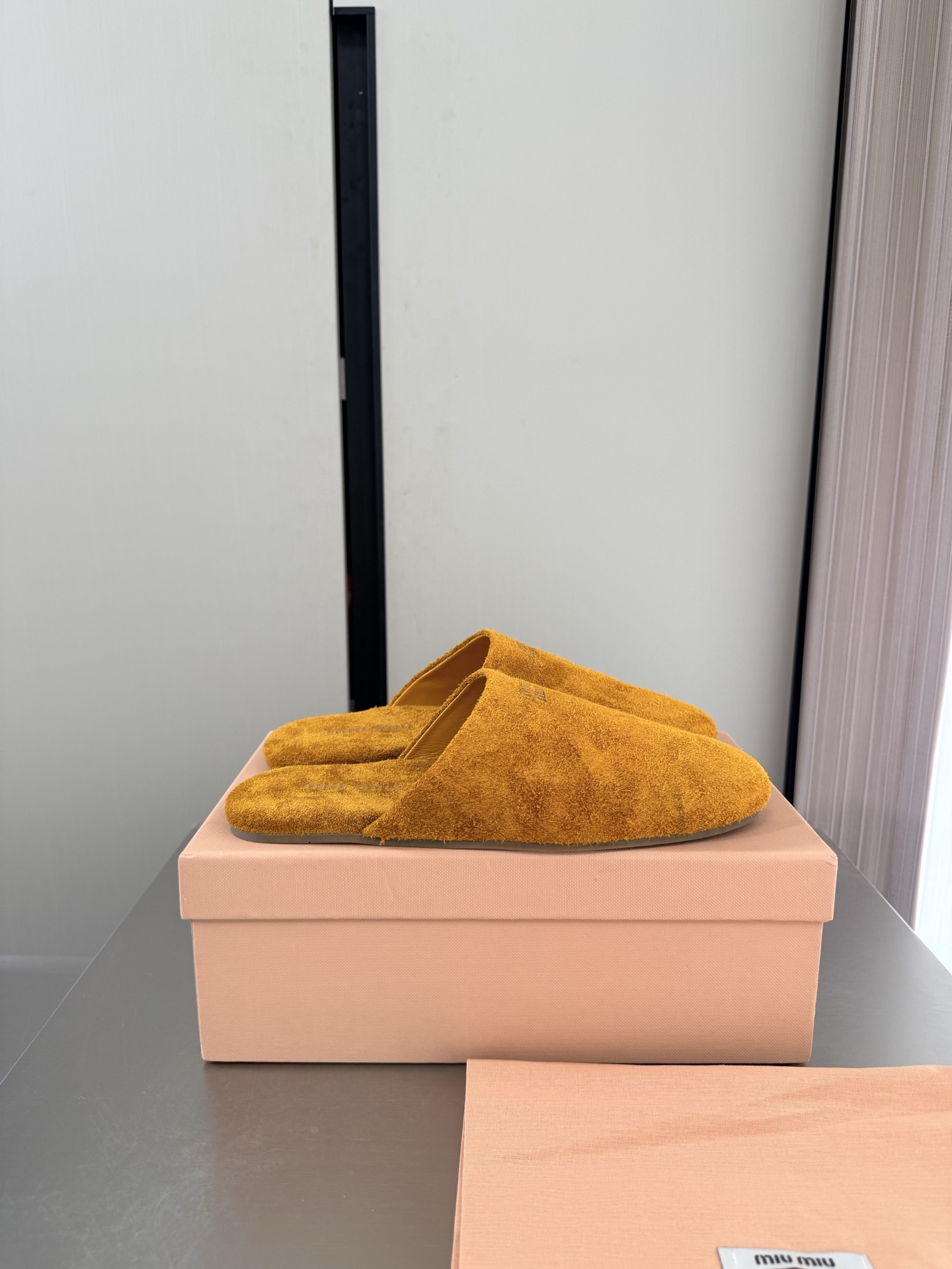 NO:925267,miu'miu super classic toe-toe slippers. Optional flight case. Super comfortable. First-layer cow suede. Classic design. Stamped logo series. miu'miu. Classic comfort. Production. Ginger yellow flight case 10. Same as the original. Molded outsole. High version. Fabric. High mercerized cow suede. Lining. Lambskin. Comfortable and high-quality.  36 37 38 39 40 41 (40 41 size customization) equipped with original packaging, half drag, miumiu, slippers, sheepskin19860909miu'miu 超经典 包头拖鞋 可选购飞机盒 超舒适 头层牛反绒皮 经典设计 钢印logo 系列 miu'miu 经典舒适 制作 姜黄色飞机盒10 原版一致 成型大底 高版本  面料 高丝光牛反绒皮  内里 小羊皮  舒适高级    原版一致成型大底 防滑耐穿  原版一致 对版 设计 少女感 舒适  对标对版 35 36 37 38 39 40 41（40 41 码定制） 配置原版包装,半拖,miumiu,slippers,sheepskin,Women's Shoes
