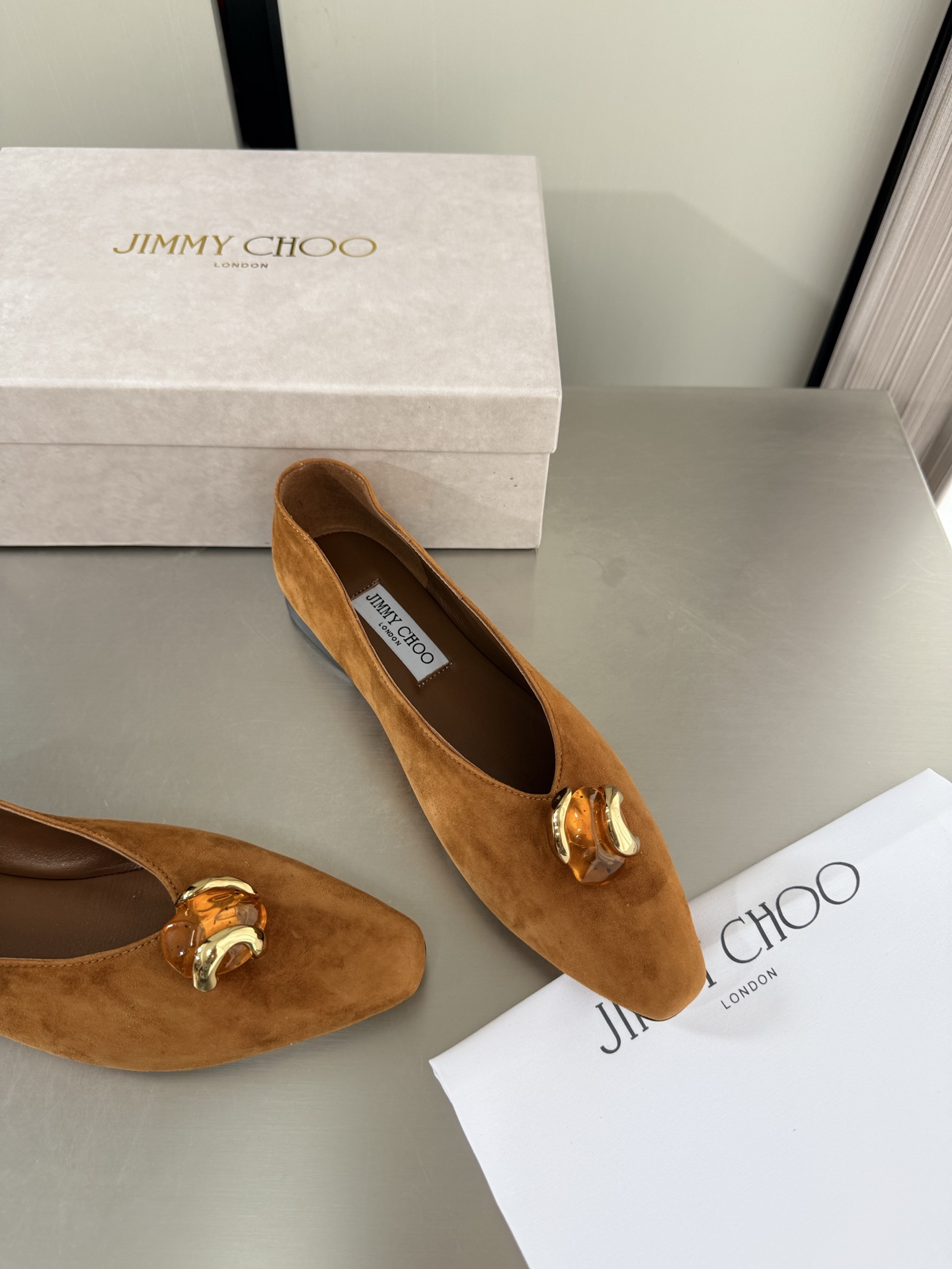 NO:925287,JC Cat Heel Gemstone Diamond Buckle Flat Shoes Sheep Suede JimmyChoo Brown Collins Store Flat Design Sexy and Charming Jimmy Choo Diamond Buckle Series Classics Recently, many babies have come to the Collins Street store to express their love for this series! They are also currently displayed in the window as the treasure of the store. I believe all the babies passing by the Collins Street store have seen it. Suede, lambskin lining, Italian genuine leather outsole, equipped with exquisite packaging 35 36  37 38 39 40 41 41 42 (40 41 42 customized), single shoes, jimmy choo, sheepskin, chamois leather, Leather soles19860909JC 猫跟 宝石钻扣 平底单鞋 羊反绒 麂皮 JimmyChoo 棕色 Collins Store  平底设计 性感迷人 Jimmy Choo 钻扣系列经典之作 最近好多宝宝来到Collins Street店来表白这个系列!他们也作为镇店之宝目前摆在橱窗 相信路过Collins Street店的宝宝都有看到过哦   麂皮  小羊皮内里 意大利真皮大底 配置精品包装 35 36 37 38 39 40 41 41 42（40 41 42 定制）,单鞋,jimmy choo,sheepskin,chamois leather,Leather soles,Women's Shoes