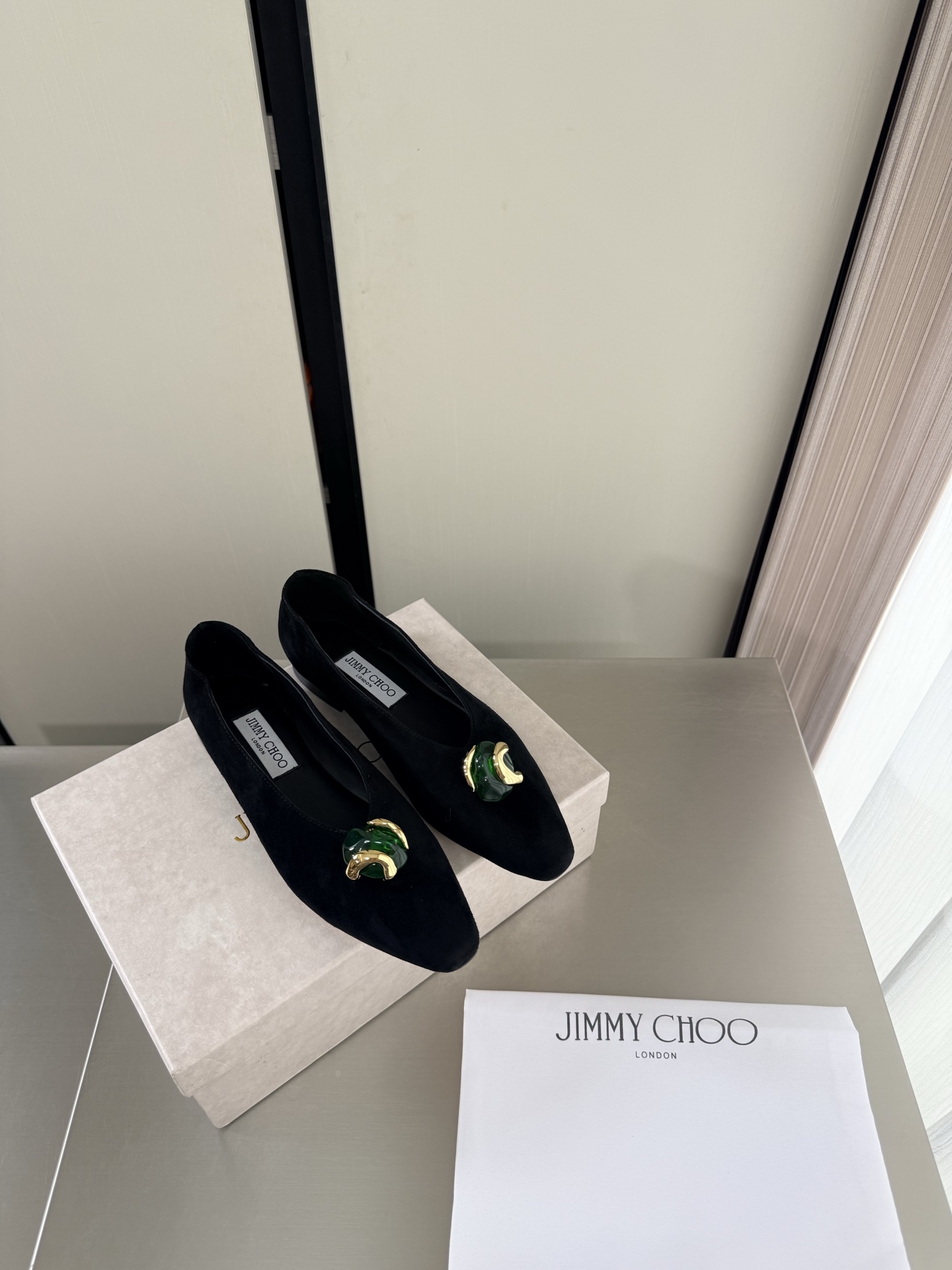 NO:925239,JC Cat Heel Gemstone Diamond Buckle Flat Shoes Sheep Suede JimmyChoo Black Collins Store Flat Design Sexy and Charming Jimmy Choo Diamond Buckle Series Classics Recently, many babies have come to the Collins Street store to express their love for this series! They are also currently displayed in the window as the treasure of the store. I believe all the babies passing by the Collins Street store have seen it. Suede, lambskin lining, Italian leather outsole, equipped with exquisite packaging 35 36  37 38 39 40 41 41 42 (40 41 42 customized), single shoes, jimmy choo, sheepskin, chamois leather, Leather soles19860909JC 猫跟 宝石钻扣 平底单鞋 羊反绒 麂皮 JimmyChoo 黑色 Collins Store  平底设计 性感迷人 Jimmy Choo 钻扣系列经典之作 最近好多宝宝来到Collins Street店来表白这个系列!他们也作为镇店之宝目前摆在橱窗 相信路过Collins Street店的宝宝都有看到过哦   麂皮  小羊皮内里 意大利真皮大底 配置精品包装 35 36 37 38 39 40 41 41 42（40 41 42 定制）,单鞋,jimmy choo,sheepskin,chamois leather,Leather soles,Women's Shoes