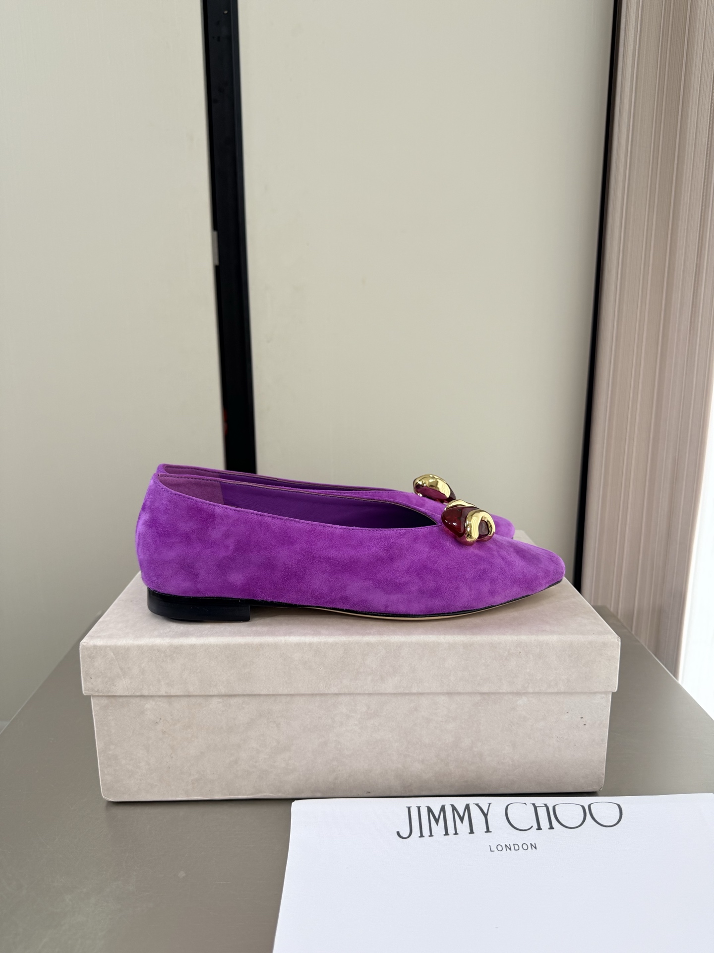 NO:925245,JC Cat Heel Gemstone Diamond Buckle Flat Shoes Sheep Suede JimmyChoo Purple Collins Store Flat Design Sexy and Charming Jimmy Choo Diamond Buckle Series Classics Recently many babies have come to the Collins Street store to express their love for this series! They are also currently displayed in the window as the treasure of the store. I believe all the babies passing by the Collins Street store have seen it. Suede, lambskin lining, Italian genuine leather outsole, equipped with exquisite packaging 35 36  37 38 39 40 41 41 42 (40 41 42 customized), single shoes, jimmy choo, sheepskin, chamois leather, Leather soles19860909JC 猫跟 宝石钻扣 平底单鞋 羊反绒 麂皮 JimmyChoo 紫色 Collins Store  平底设计 性感迷人 Jimmy Choo 钻扣系列经典之作 最近好多宝宝来到Collins Street店来表白这个系列!他们也作为镇店之宝目前摆在橱窗 相信路过Collins Street店的宝宝都有看到过哦   麂皮  小羊皮内里 意大利真皮大底 配置精品包装 35 36 37 38 39 40 41 41 42（40 41 42 定制）,单鞋,jimmy choo,sheepskin,chamois leather,Leather soles,Women's Shoes