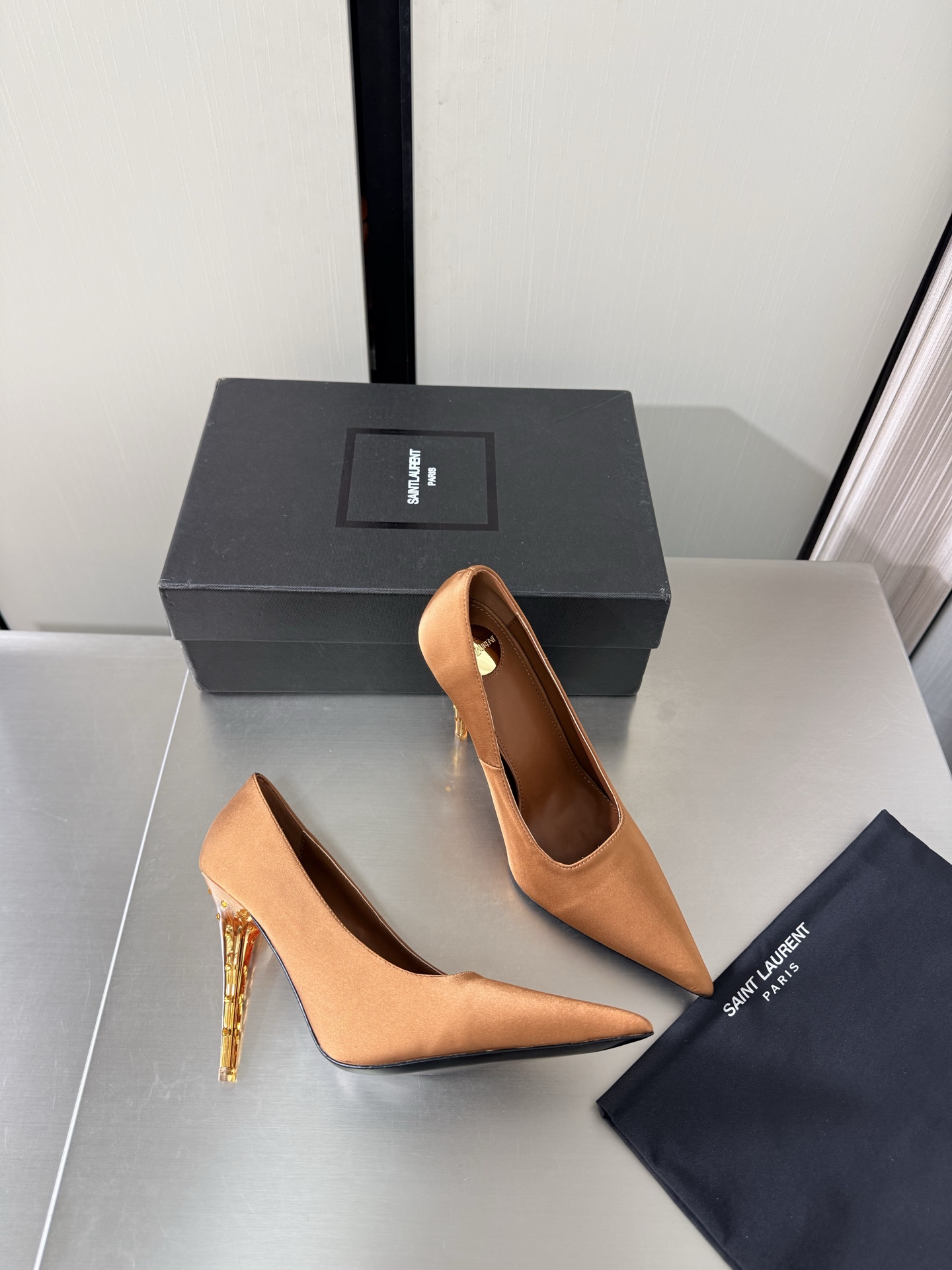 NO:925280,YSL pointed toe high heels 10.5 cm Heel height Brown Imported silk Material Yvette Saint Laurent logo Exquisite high heels The poplar forest that understands women's hearts best Beautiful shoes with no dead ends Support aura Noble temperament Imported sheepskin lining Fits the feet Comfortable Italian imported genuine leather outsole Size 35 36 37 38 39 40 41 42 (40 41 42  Order) with counter packaging, high heels and single shoes, saint laurent, saint laurent, saint laurent, high heels, sheepskin, real silk, Leather soles19860909YSL 尖头 高跟鞋 10.5 cm 跟高 棕色 进口真丝 材质 Yvette Saint Laurent圣罗兰logo 精致高跟  最懂女人心的杨树林 无死角的美鞋 撑起气场 气质高贵  进口羊皮内里 贴脚 舒适 意大利进口真皮大底  码数35 36 37 38 39 40 41 42 （40 41 42 订） 配专柜包装,高跟鞋单鞋,saint laurent,saint laurent,saint laurent,high heels,sheepskin,real silk,Leather soles,Women's Shoes