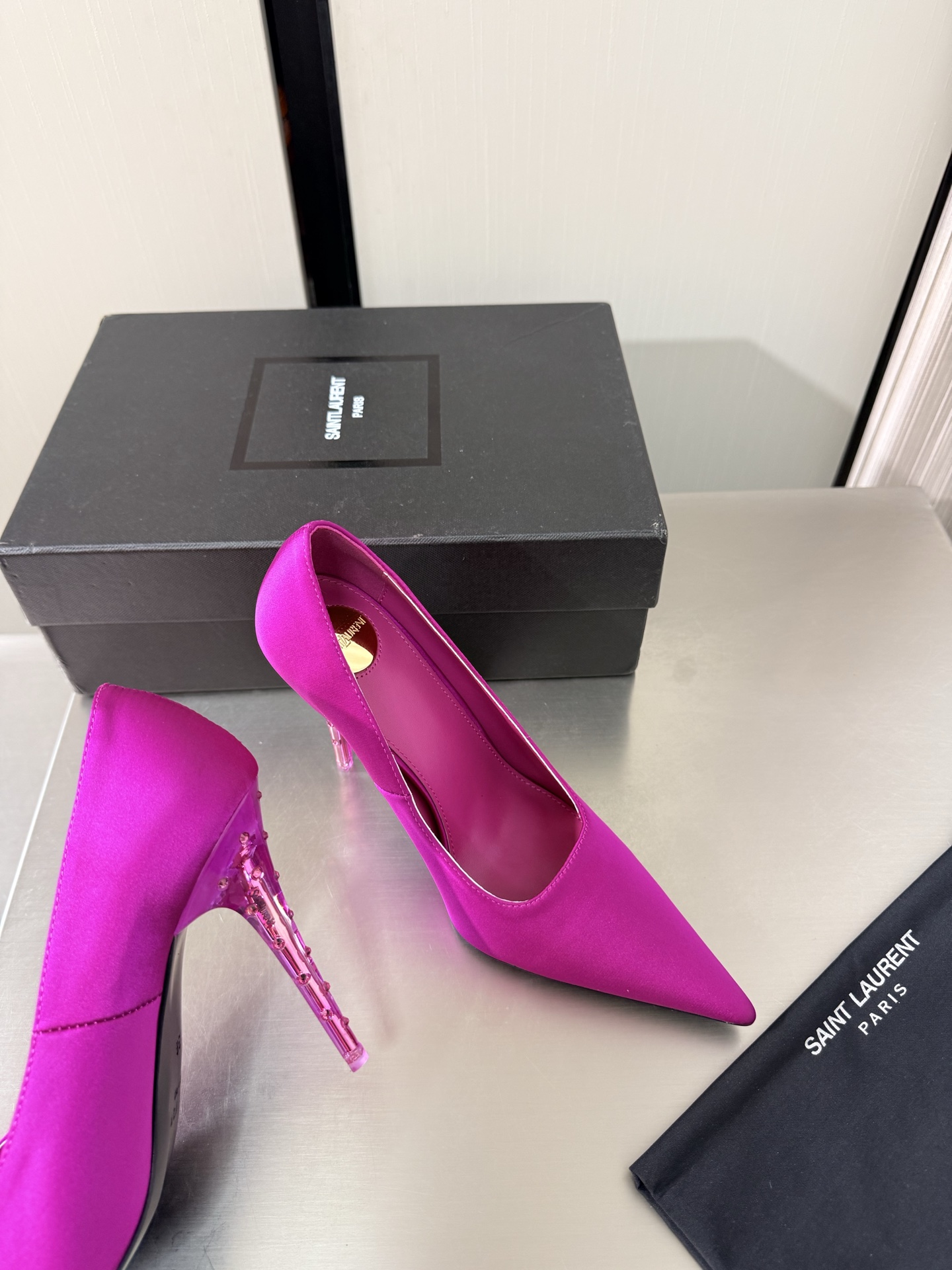 NO:925238,YSL pointed toe high heels Transparent personalized heel 10.5 cm Heel height Rose red Imported silk Material Yvette Saint Laurent Saint Laurent logo Exquisite high heels Yang Shulin who understands women's hearts best Beautiful shoes with no dead ends Support aura Noble temperament Imported sheepskin lining Fits the foot Comfortable Italian imported genuine leather outsole Size 35 36 37 38 39 40 41 42 (40  41 42 order) with counter packaging, high heels and single shoes, saint laurent, saint laurent, saint laurent, high heels, sheepskin, real silk, Leather soles19860909YSL 尖头 高跟鞋 透明个性跟型 10.5 cm 跟高 玫红色 进口真丝 材质 Yvette Saint Laurent圣罗兰logo 精致高跟  最懂女人心的杨树林 无死角的美鞋 撑起气场 气质高贵  进口羊皮内里 贴脚 舒适 意大利进口真皮大底  码数35 36 37 38 39 40 41 42 （40 41 42 订） 配专柜包装,高跟鞋单鞋,saint laurent,saint laurent,saint laurent,high heels,sheepskin,real silk,Leather soles,Women's Shoes