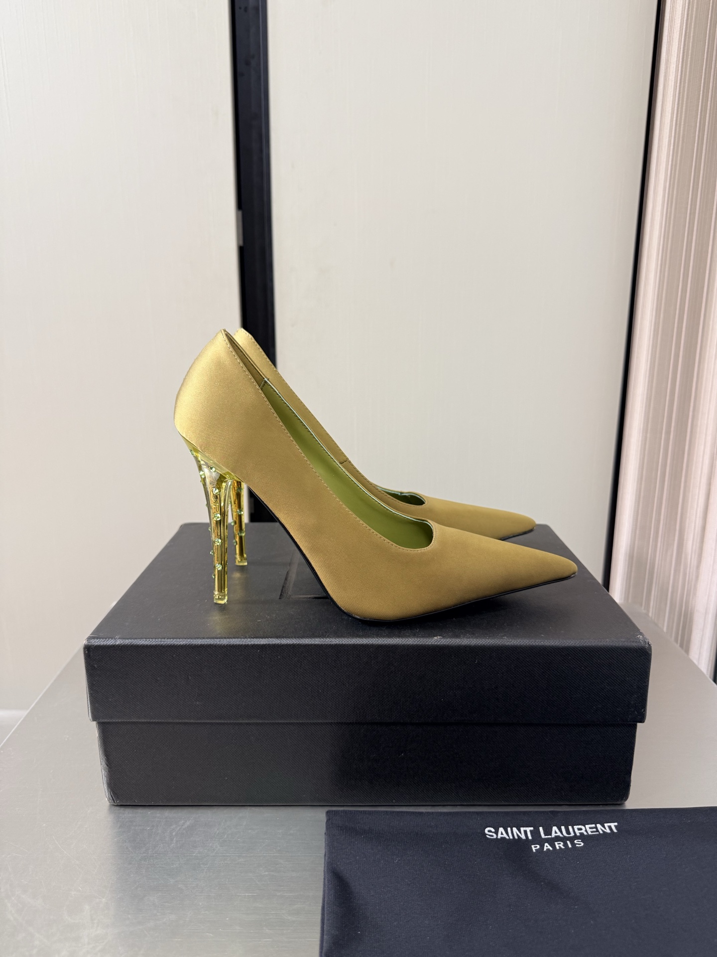 NO:925244,YSL pointed toe high heels Transparent personalized heel 10.5 cm Heel height Army green Imported silk Material Yvette Saint Laurent Saint Laurent logo Exquisite high heels Yang Shulin who understands women's hearts best Beautiful shoes with no dead ends Support the aura Noble temperament Imported sheepskin lining Fits the foot Comfortable Italian imported genuine leather outsole Size 35 36 37 38 39 40 41 42 (40  41 42 order) with counter packaging, high heels and single shoes, saint laurent, saint laurent, saint laurent, high heels, sheepskin, real silk, Leather soles19860909YSL 尖头 高跟鞋 透明个性跟型 10.5 cm 跟高 军绿色 进口真丝 材质 Yvette Saint Laurent圣罗兰logo 精致高跟  最懂女人心的杨树林 无死角的美鞋 撑起气场 气质高贵  进口羊皮内里 贴脚 舒适 意大利进口真皮大底  码数35 36 37 38 39 40 41 42 （40 41 42 订） 配专柜包装,高跟鞋单鞋,saint laurent,saint laurent,saint laurent,high heels,sheepskin,real silk,Leather soles,Women's Shoes