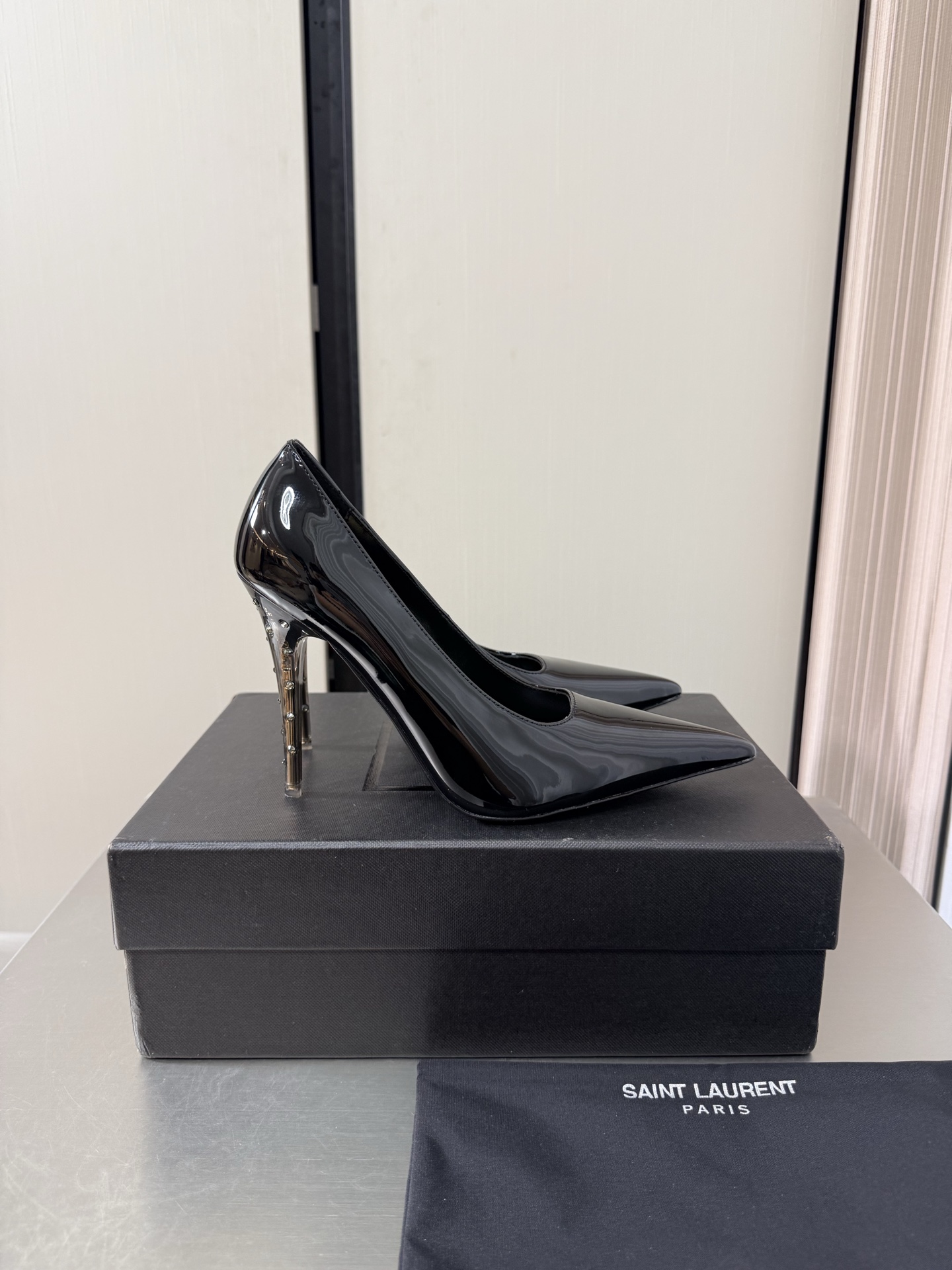 NO:925249,YSL pointed toe high heels Transparent personalized heel 10.5 cm Heel height Black calf patent leather Material Yvette Saint Laurent Saint Laurent logo Exquisite high heels Yang Shulin who understands women's hearts best Beautiful shoes with no dead ends Support aura Noble temperament Imported sheepskin lining Fits the foot Comfortable Italian imported genuine leather outsole Size 35 36 37 38 39 40 41 42 (40  41 42 order) with counter packaging, high heels and single shoes, saint laurent, saint laurent, saint laurent, high heels, sheepskin, Leather soles19860909YSL 尖头 高跟鞋 透明个性跟型 10.5 cm 跟高 黑色 小牛漆皮 材质 Yvette Saint Laurent圣罗兰logo 精致高跟  最懂女人心的杨树林 无死角的美鞋 撑起气场 气质高贵  进口羊皮内里 贴脚 舒适 意大利进口真皮大底  码数35 36 37 38 39 40 41 42 （40 41 42 订） 配专柜包装,高跟鞋单鞋,saint laurent,saint laurent,saint laurent,high heels,sheepskin,Leather soles,Women's Shoes