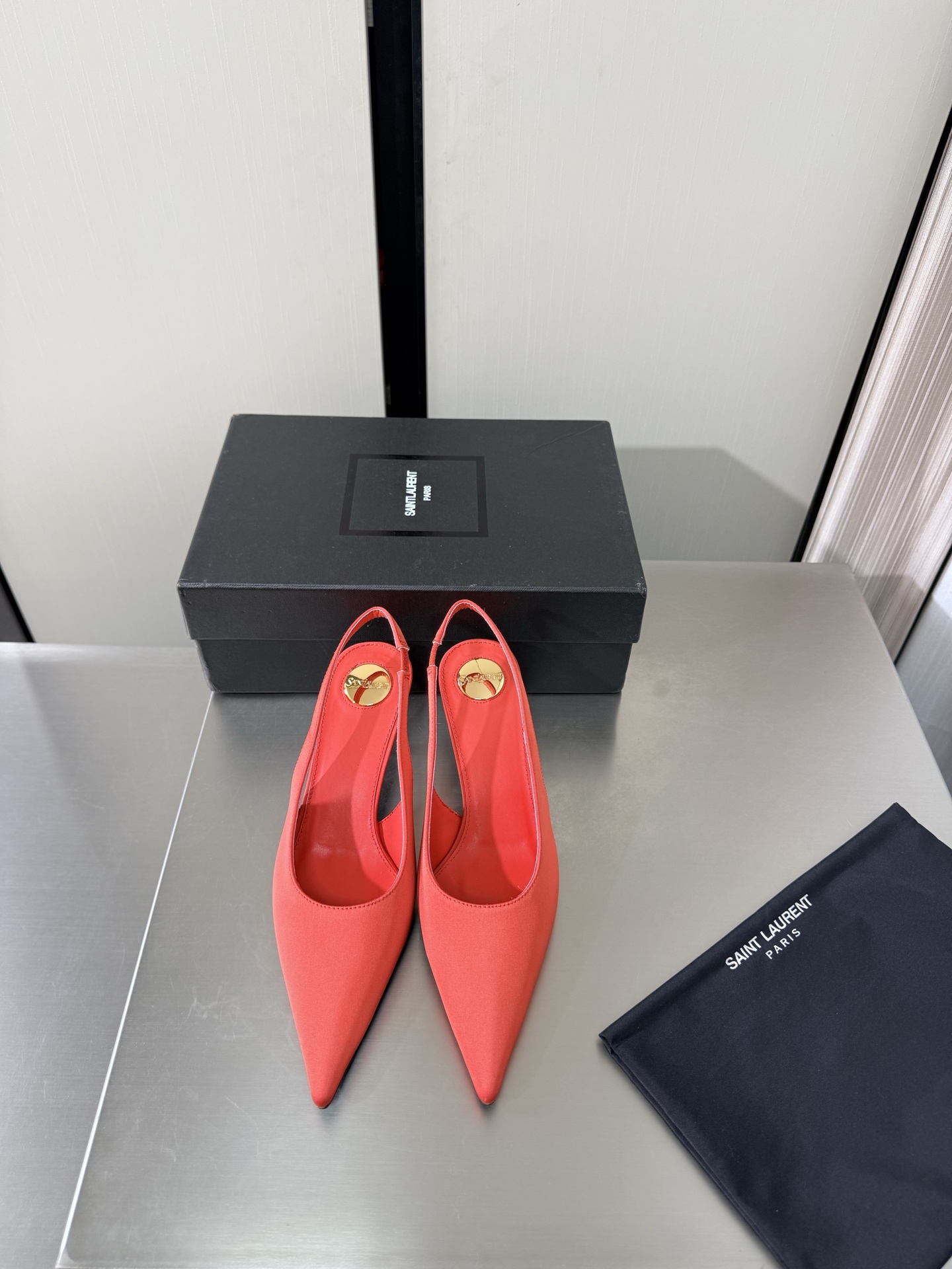 NO:925237,YSL pointed toe high heels, empty back shoes 6 cm heel height, commuter series, comfortable and high-end, imported silk material, material Yvette Saint Laurent Saint Laurent logo, exquisite high heels, poplar forest that understands women’s hearts best, beautiful shoes with no dead ends, supports the aura, noble temperament, imported sheepskin lining, close to the foot, comfortable, genuine leather outsole imported from Italy, size 35 36 37 38 39 40 41 42 (40)  41 42 order) with counter packaging, high heels and sandals, saint laurent, saint laurent, saint laurent, sandals, high heels, sheepskin, real silk, Leather soles19860909YSL 尖头 高跟鞋 后空鞋 6 cm 跟高 通勤系列 舒适高档 进口真丝材质 材质 Yvette Saint Laurent圣罗兰logo 精致高跟   最懂女人心的杨树林 无死角的美鞋 撑起气场 气质高贵  进口羊皮内里 贴脚 舒适 意大利进口真皮大底  码数35 36 37 38 39 40 41 42 （40 41 42 订） 配专柜包装,高跟鞋凉鞋,saint laurent,saint laurent,saint laurent,sandals,high heels,sheepskin,real silk,Leather soles,Women's Shoes