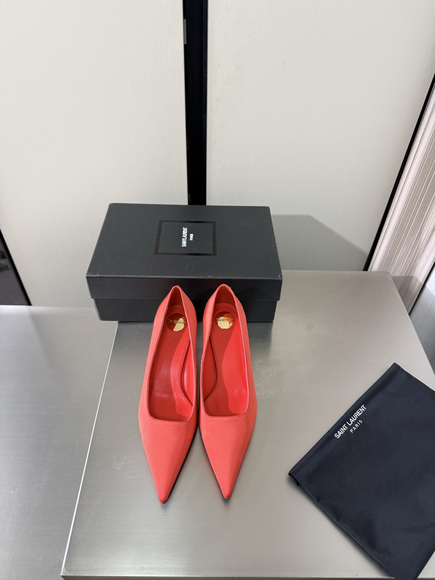 NO:925255,YSL pointed toe high heels Transparent personalized heel type 6 cm heel height Commuting series Comfortable and high-end Orange Imported silk Material Yvette Saint Laurent Saint Laurent logo Exquisite high heels Yang Shulin who understands women's hearts best Beautiful shoes with no dead ends Support aura Noble temperament Imported sheepskin lining Fits the foot Comfortable Italian imported genuine leather outsole Size number 35 36 37 38 39 40 41 42  (Order 40 41 42) With counter packaging, high heels and single shoes, saint laurent, saint laurent, saint laurent, high heels, sheepskin, real silk, Leather soles19860909YSL 尖头 高跟鞋 透明个性跟型 6 cm 跟高 通勤系列 舒适高档 橘色 进口真丝 材质 Yvette Saint Laurent圣罗兰logo 精致高跟   最懂女人心的杨树林 无死角的美鞋 撑起气场 气质高贵  进口羊皮内里 贴脚 舒适 意大利进口真皮大底  码数35 36 37 38 39 40 41 42 （40 41 42 订） 配专柜包装,高跟鞋单鞋,saint laurent,saint laurent,saint laurent,high heels,sheepskin,real silk,Leather soles,Women's Shoes