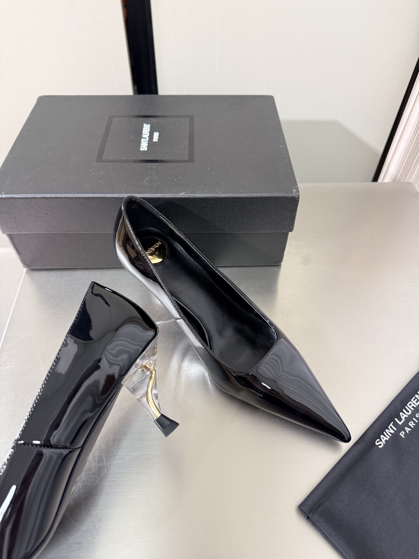 NO:925261,YSL pointed toe high heels Transparent personalized heel type 6 cm heel height Commuting series Comfortable and high-end Black calf patent leather Material Yvette Saint Laurent Saint Laurent logo Exquisite high heels Yang Shulin who understands women's hearts best Beautiful shoes with no dead ends Support aura Noble temperament Imported sheepskin lining Fits the foot Comfortable Italian imported genuine leather outsole Size number 35 36 37 38 39 40 41 42  (Order 40 41 42) With counter packaging, high heels and single shoes, saint laurent, saint laurent, saint laurent, high heels, sheepskin, Leather soles19860909YSL 尖头 高跟鞋 透明个性跟型 6 cm 跟高 通勤系列 舒适高档 黑色 小牛漆皮 材质 Yvette Saint Laurent圣罗兰logo 精致高跟   最懂女人心的杨树林 无死角的美鞋 撑起气场 气质高贵  进口羊皮内里 贴脚 舒适 意大利进口真皮大底  码数35 36 37 38 39 40 41 42 （40 41 42 订） 配专柜包装,高跟鞋单鞋,saint laurent,saint laurent,saint laurent,high heels,sheepskin,Leather soles,Women's Shoes