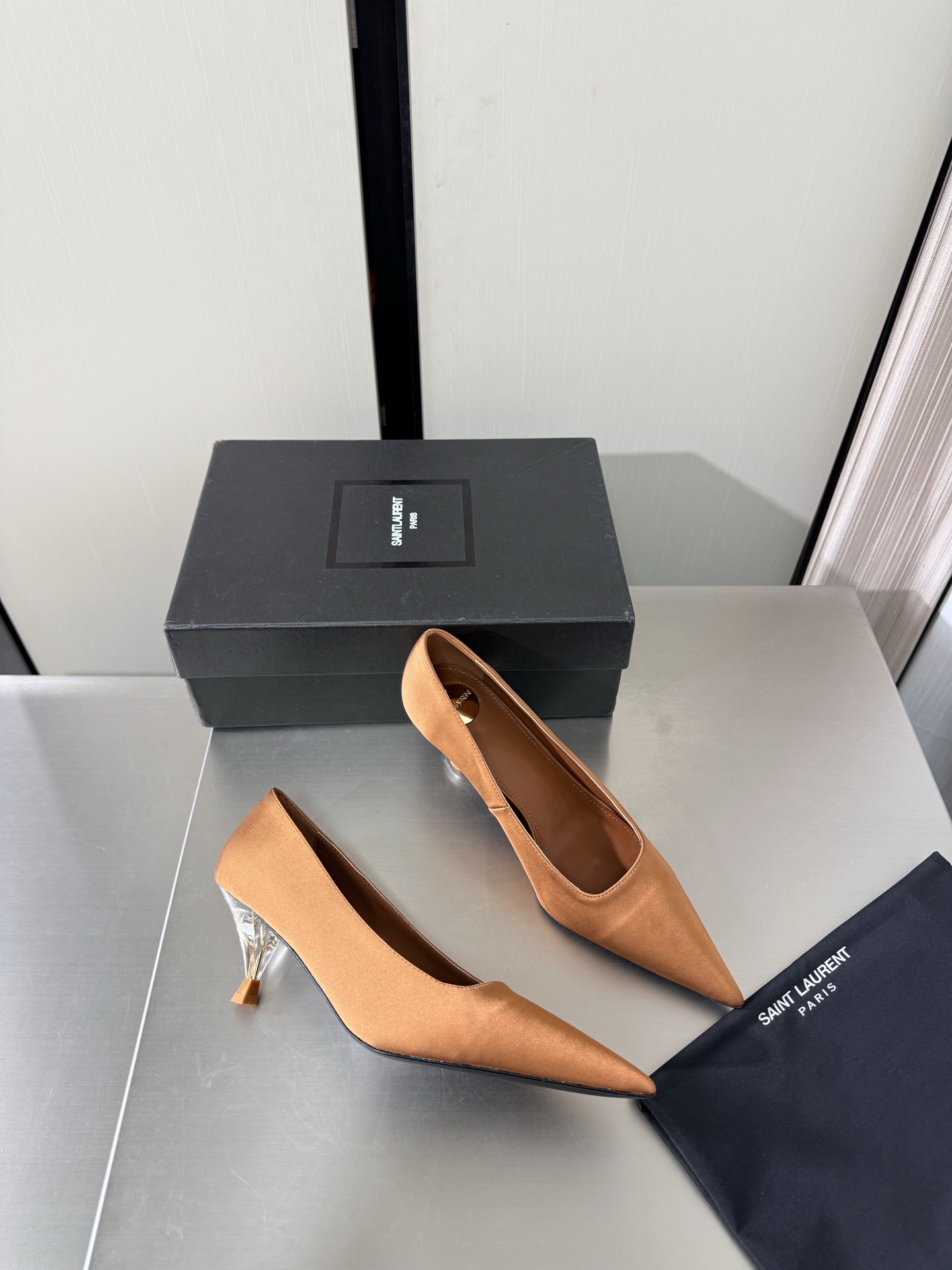 NO:925266,YSL pointed toe high heels Transparent personalized heel 6 cm Height Commuting series Comfortable and high-end Brown Imported silk Material Yvette Saint Laurent logo Exquisite high heels Yang Shulin who understands women's hearts best Beautiful shoes with no dead ends Support aura Noble temperament Imported sheepskin lining Fits the foot Comfortable Italian imported genuine leather outsole Size number 35 36 37 38 39 40 41 42  (Order 40 41 42) With counter packaging, high heels and single shoes, saint laurent, saint laurent, saint laurent, high heels, sheepskin, real silk, Leather soles19860909YSL 尖头 高跟鞋 透明个性跟型 6 cm 跟高 通勤系列 舒适高档 棕色 进口真丝 材质 Yvette Saint Laurent圣罗兰logo 精致高跟   最懂女人心的杨树林 无死角的美鞋 撑起气场 气质高贵  进口羊皮内里 贴脚 舒适 意大利进口真皮大底  码数35 36 37 38 39 40 41 42 （40 41 42 订） 配专柜包装,高跟鞋单鞋,saint laurent,saint laurent,saint laurent,high heels,sheepskin,real silk,Leather soles,Women's Shoes