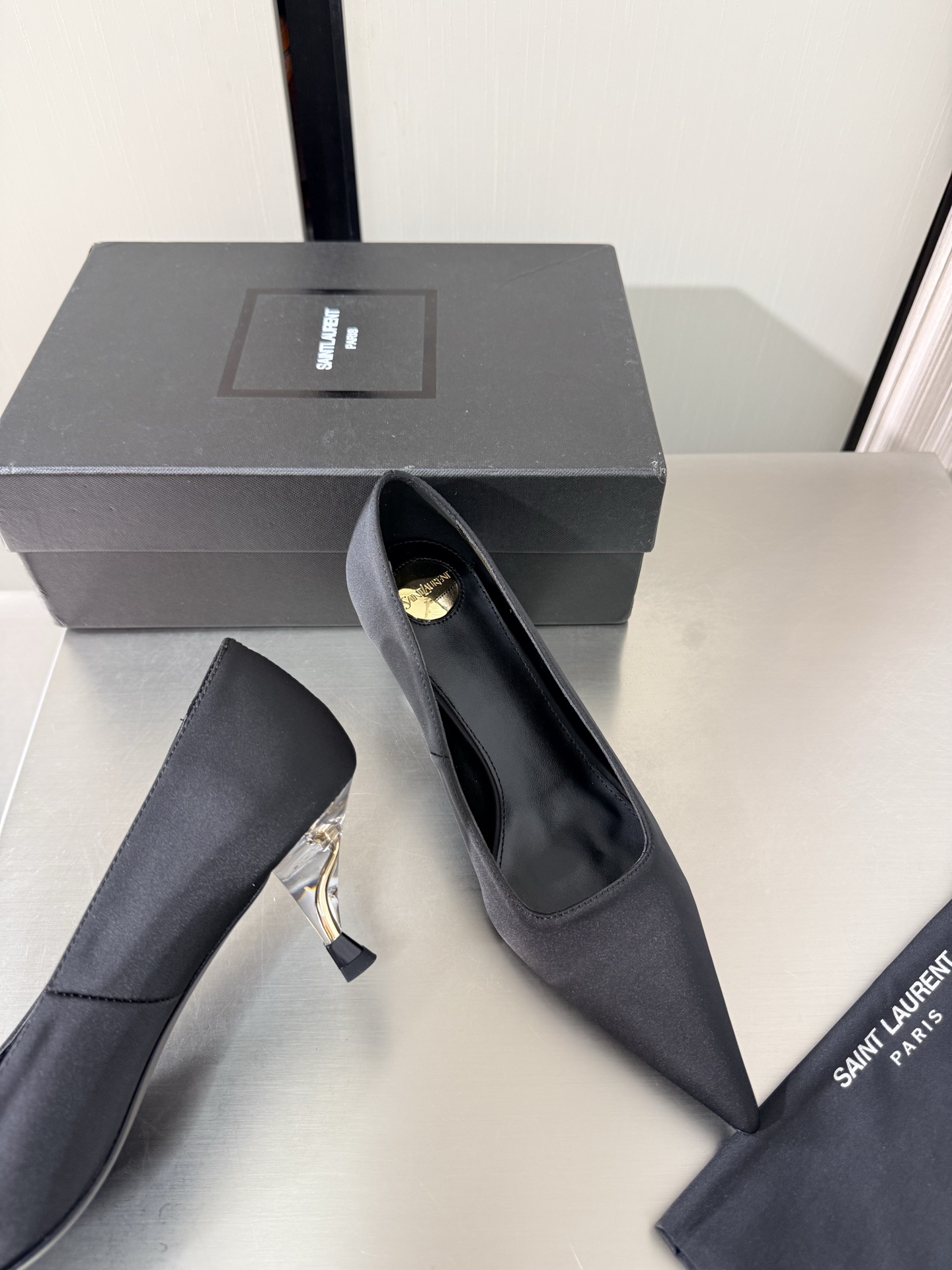 NO:925272,YSL pointed toe high heels Transparent personalized heel 6 cm Height Commuting series Comfortable and high-end Black Imported silk Material Yvette Saint Laurent logo Exquisite high heels Yang Shulin who understands women's hearts best Beautiful shoes with no dead ends Support aura Noble temperament Imported sheepskin lining Fits the foot Comfortable Italian imported genuine leather outsole Size number 35 36 37 38 39 40 41 42  (Order 40 41 42) With counter packaging, high heels and single shoes, saint laurent, saint laurent, saint laurent, high heels, sheepskin, real silk, Leather soles19860909YSL 尖头 高跟鞋 透明个性跟型 6 cm 跟高 通勤系列 舒适高档 黑色 进口真丝 材质 Yvette Saint Laurent圣罗兰logo 精致高跟   最懂女人心的杨树林 无死角的美鞋 撑起气场 气质高贵  进口羊皮内里 贴脚 舒适 意大利进口真皮大底  码数35 36 37 38 39 40 41 42 （40 41 42 订） 配专柜包装,高跟鞋单鞋,saint laurent,saint laurent,saint laurent,high heels,sheepskin,real silk,Leather soles,Women's Shoes