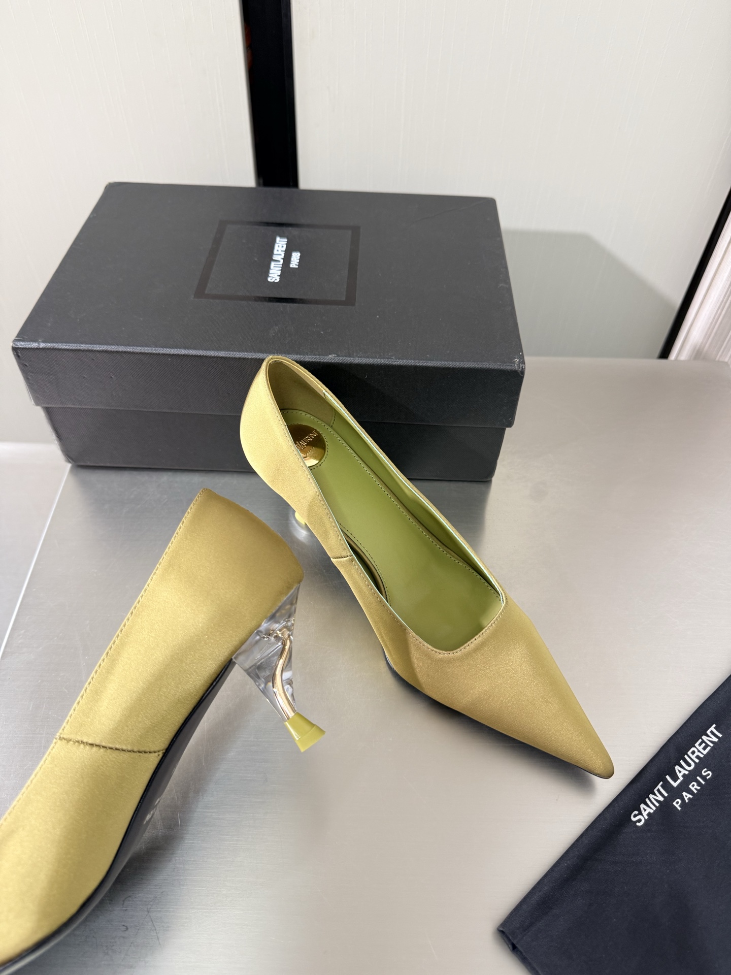 NO:925277,YSL pointed toe high heels Transparent personalized heel type 6 cm heel height Commuting series Comfortable and high-end Army green Imported silk Material Yvette Saint Laurent Saint Laurent logo Exquisite high heels Yang Shulin who understands women's hearts best Beautiful shoes with no dead ends Support aura Noble temperament Imported sheepskin lining Fits the foot Comfortable Italian imported genuine leather outsole Size 35 36 37 38 39 40 41 42  (Order 40 41 42) With counter packaging, high heels and single shoes, saint laurent, saint laurent, saint laurent, high heels, sheepskin, real silk, Leather soles19860909YSL 尖头 高跟鞋 透明个性跟型 6 cm 跟高 通勤系列 舒适高档 军绿色 进口真丝 材质 Yvette Saint Laurent圣罗兰logo 精致高跟   最懂女人心的杨树林 无死角的美鞋 撑起气场 气质高贵  进口羊皮内里 贴脚 舒适 意大利进口真皮大底  码数35 36 37 38 39 40 41 42 （40 41 42 订） 配专柜包装,高跟鞋单鞋,saint laurent,saint laurent,saint laurent,high heels,sheepskin,real silk,Leather soles,Women's Shoes