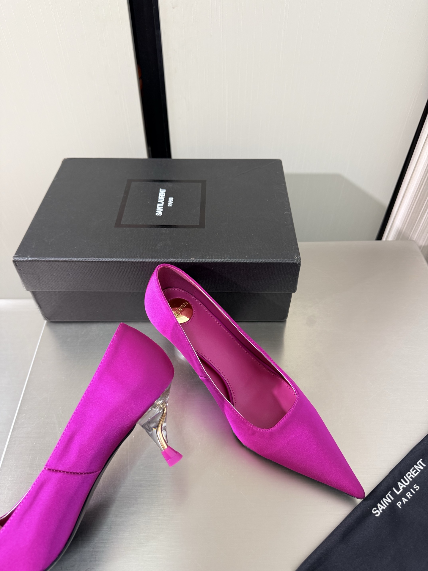 NO:925282,YSL pointed toe high heels Transparent personalized heel type 6 cm heel height Commuting series Comfortable and high-end No red Imported silk Material Yvette Saint Laurent Saint Laurent logo Exquisite high heels Yang Shulin who understands women's hearts best Beautiful shoes with no dead ends Supports aura Noble temperament Imported sheepskin lining Fits the foot Comfortable Italian imported genuine leather outsole Size number 35 36 37 38 39 40 41 42  (Order 40 41 42) With counter packaging, high heels and single shoes, saint laurent, saint laurent, saint laurent, high heels, sheepskin, real silk, Leather soles19860909YSL 尖头 高跟鞋 透明个性跟型 6 cm 跟高 通勤系列 舒适高档 没红色 进口真丝 材质 Yvette Saint Laurent圣罗兰logo 精致高跟   最懂女人心的杨树林 无死角的美鞋 撑起气场 气质高贵  进口羊皮内里 贴脚 舒适 意大利进口真皮大底  码数35 36 37 38 39 40 41 42 （40 41 42 订） 配专柜包装,高跟鞋单鞋,saint laurent,saint laurent,saint laurent,high heels,sheepskin,real silk,Leather soles,Women's Shoes