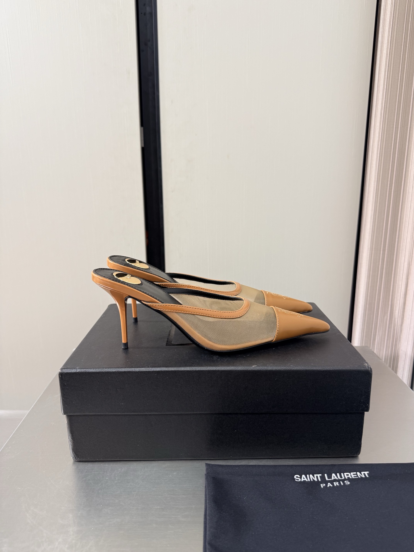 NO:925270,YSL Pointed Toe High Heels Slippers 7.5 cm Height Commuting Series Comfortable and High-end Brown Calf Patent Leather Imported Breathable Mesh Material Yvette Saint Laurent Saint Laurent logo Exquisite high heels The poplar forest that understands women’s hearts best Beautiful shoes with no dead ends Supports aura Noble temperament Imported sheepskin lining Fits the feet Comfortable Italian imported genuine leather outsole Size 35 36 37 38 39 40 41  42 (order 40 41 42) with counter packaging, half-slip high heels, saint laurent, saint laurent, saint laurent, high heels, slippers, sheepskin, Leather soles19860909YSL 尖头 高跟鞋 拖鞋 7.5 cm 跟高 通勤系列 舒适高档 棕色 小牛漆皮 进口透气网 材质 Yvette Saint Laurent圣罗兰logo 精致高跟   最懂女人心的杨树林 无死角的美鞋 撑起气场 气质高贵  进口羊皮内里 贴脚 舒适 意大利进口真皮大底  码数35 36 37 38 39 40 41 42 （40 41 42 订） 配专柜包装,半拖高跟鞋,saint laurent,saint laurent,saint laurent,high heels,slippers,sheepskin,Leather soles,Women's Shoes