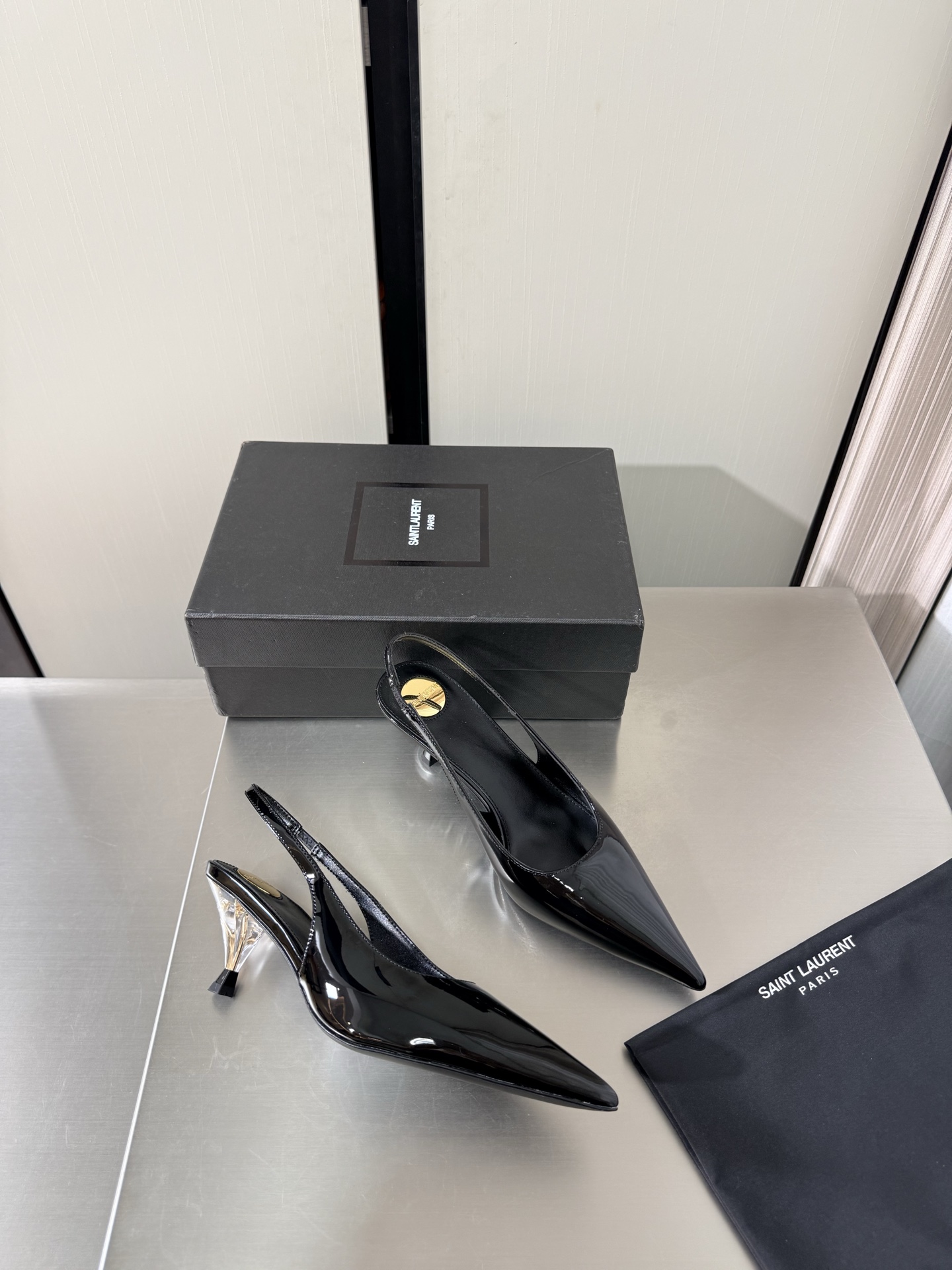 NO:925254,YSL Pointed Toe High Heels Back Slip Shoes 6 cm Heel Height Commuting Series Comfortable and High-end Black Calf Patent Leather Yvette Saint Laurent Logo Exquisite High Heels Yang Shulin who understands women’s hearts best Beautiful shoes with no dead ends Support the aura Noble temperament Imported sheepskin lining Fits the foot Comfortable Italian imported genuine leather outsole Size 35 36 37 38 39 40 41 42 (40  41 42 order) with counter packaging, high heels and sandals, saint laurent, saint laurent, saint laurent, sandals, high heels, sheepskin, Leather soles19860909YSL 尖头 高跟鞋 后空鞋 6 cm 跟高 通勤系列 舒适高档 黑色 小牛漆皮 Yvette Saint Laurent圣罗兰logo 精致高跟   最懂女人心的杨树林 无死角的美鞋 撑起气场 气质高贵  进口羊皮内里 贴脚 舒适 意大利进口真皮大底  码数35 36 37 38 39 40 41 42 （40 41 42 订） 配专柜包装,高跟鞋凉鞋,saint laurent,saint laurent,saint laurent,sandals,high heels,sheepskin,Leather soles,Women's Shoes