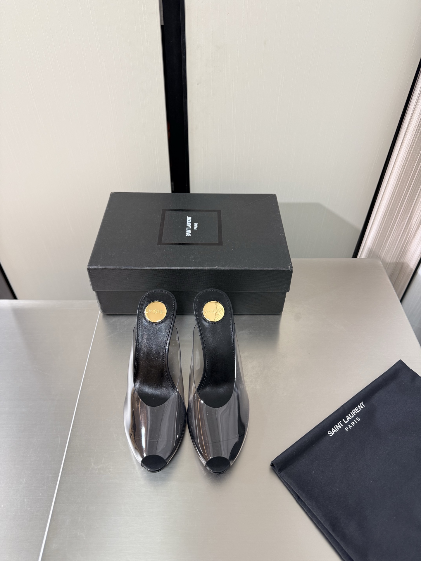 NO:925216,YSL Transparent Personalized Slippers 8.5 cm Height Commuting Series Comfortable and High-end Transparent TPU Material Yvette Saint Laurent Saint Laurent Logo Exquisite High Heels The poplar forest that understands women’s hearts best Beautiful shoes with no dead ends Support your aura Noble temperament Imported sheepskin lining Fits your feet Comfortable Italian imported genuine leather outsole Size 35 36 37 38 39 40 41 42 (40 41  42 orders) with counter packaging, half-slip high heels, saint laurent, saint laurent, saint laurent, high heels, slippers, sheepskin, Leather soles19860909YSL 透明 个性拖鞋 8.5 cm 跟高 通勤系列 舒适高档 透明 TPU 材质 Yvette Saint Laurent圣罗兰logo 精致高跟   最懂女人心的杨树林 无死角的美鞋 撑起气场 气质高贵  进口羊皮内里 贴脚 舒适 意大利进口真皮大底  码数35 36 37 38 39 40 41 42 （40 41 42 订） 配专柜包装,半拖高跟鞋,saint laurent,saint laurent,saint laurent,high heels,slippers,sheepskin,Leather soles,Women's Shoes
