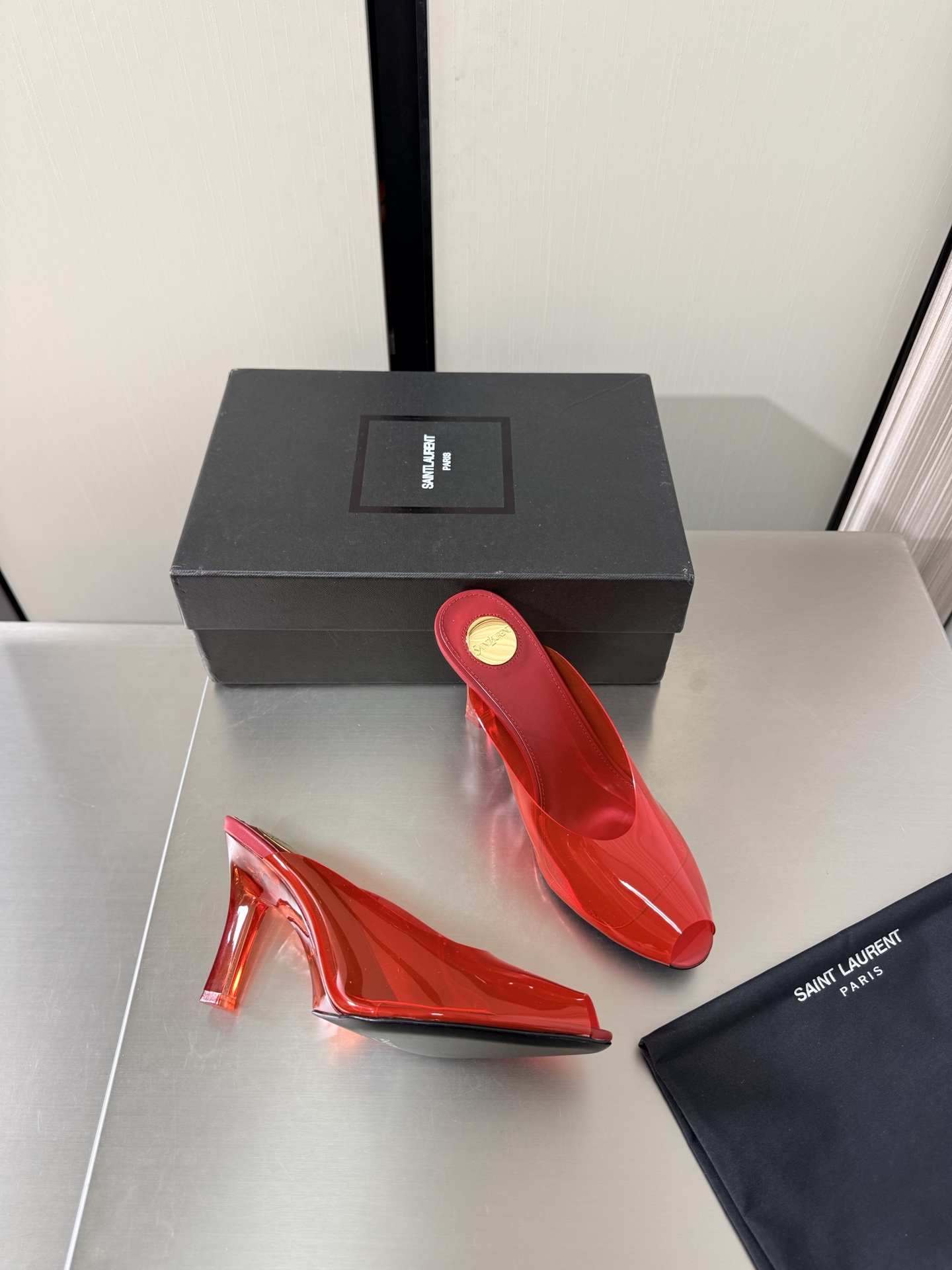 NO:925221,YSL Transparent Personalized Slippers 8.5 cm Height Commuting Series Comfortable and High-end Red Transparent TPU Material Yvette Saint Laurent Saint Laurent logo Exquisite high heels Yang Shulin who understands women’s hearts best Beautiful shoes with no dead ends Support your aura Noble temperament Imported sheepskin lining Fits your feet Comfortable Italian imported genuine leather outsole Size 35 36 37 38 39 40 41 42 (40  41 42 order) with counter packaging, half-slip heels, saint laurent, saint laurent, saint laurent, high heels, slippers, sheepskin, Leather soles19860909YSL 透明 个性拖鞋 8.5 cm 跟高 通勤系列 舒适高档 红色 透明 TPU 材质 Yvette Saint Laurent圣罗兰logo 精致高跟   最懂女人心的杨树林 无死角的美鞋 撑起气场 气质高贵  进口羊皮内里 贴脚 舒适 意大利进口真皮大底  码数35 36 37 38 39 40 41 42 （40 41 42 订） 配专柜包装,半拖高跟鞋,saint laurent,saint laurent,saint laurent,high heels,slippers,sheepskin,Leather soles,Women's Shoes