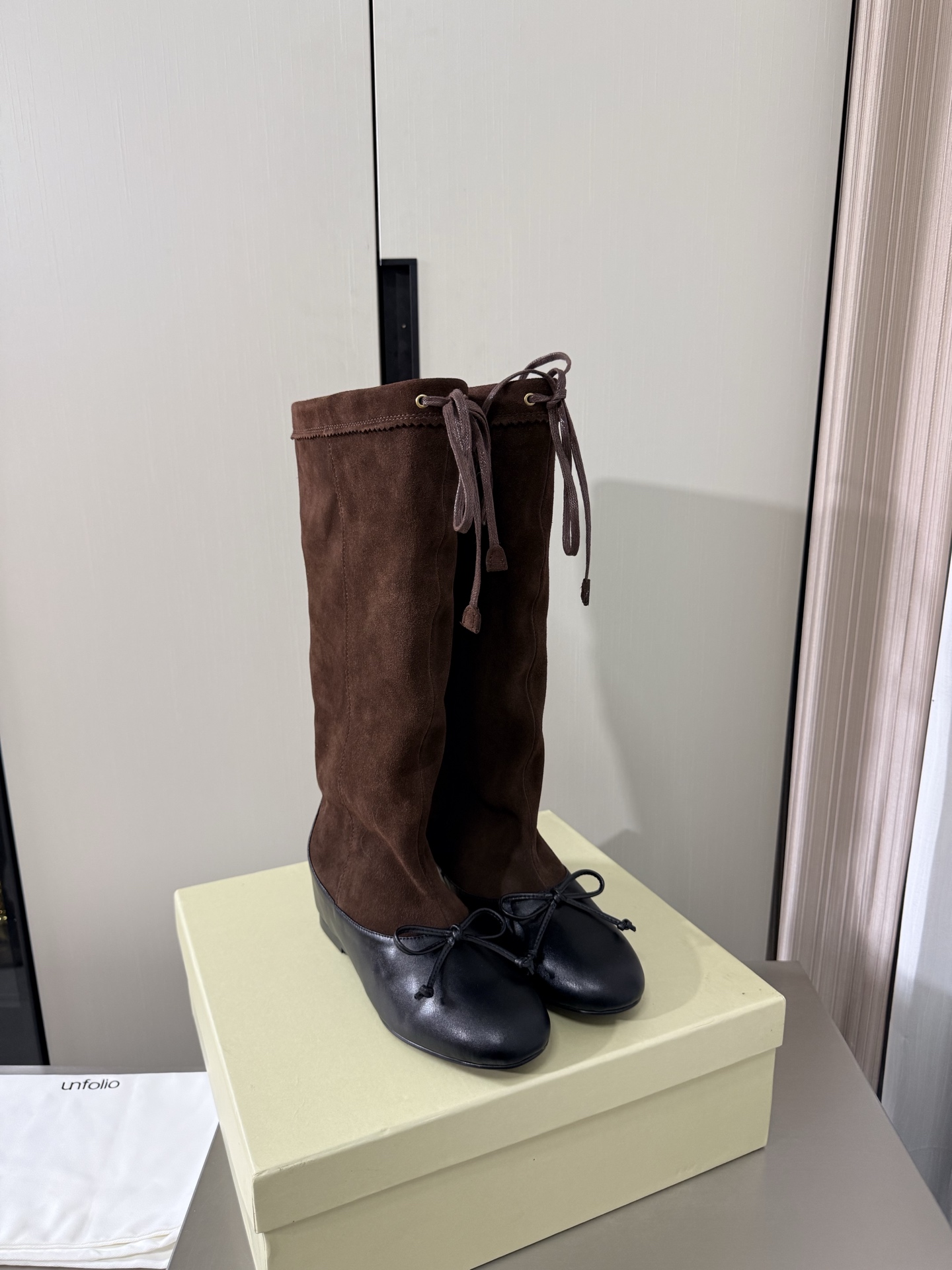NO:925207,unfolio boutique high-top heap boots original development niche designer 25 conference new style inner height increase 4cm brown fabric selection high mercerized cow suede black cowhide comfortable lining double layer lycra original recyclable material waist streamlined rubber outsole code number 35 36 37 38 39 40 41 (40 41 customized) original packaging, boots, boots, cowhide19860909unfolio精品 高筒 堆堆靴 原版开发 小众设计师25发布会新款 内增高 4cm 咖啡色 面料选用 高丝光 牛反绒皮 黑色牛皮 内里舒适 双层莱卡 原版可回收材质收腰流线型橡胶大底 码数 35 36 37 38 39 40 41（40 41定制） 原版包装,靴子,boots,cowhide,Women's Shoes