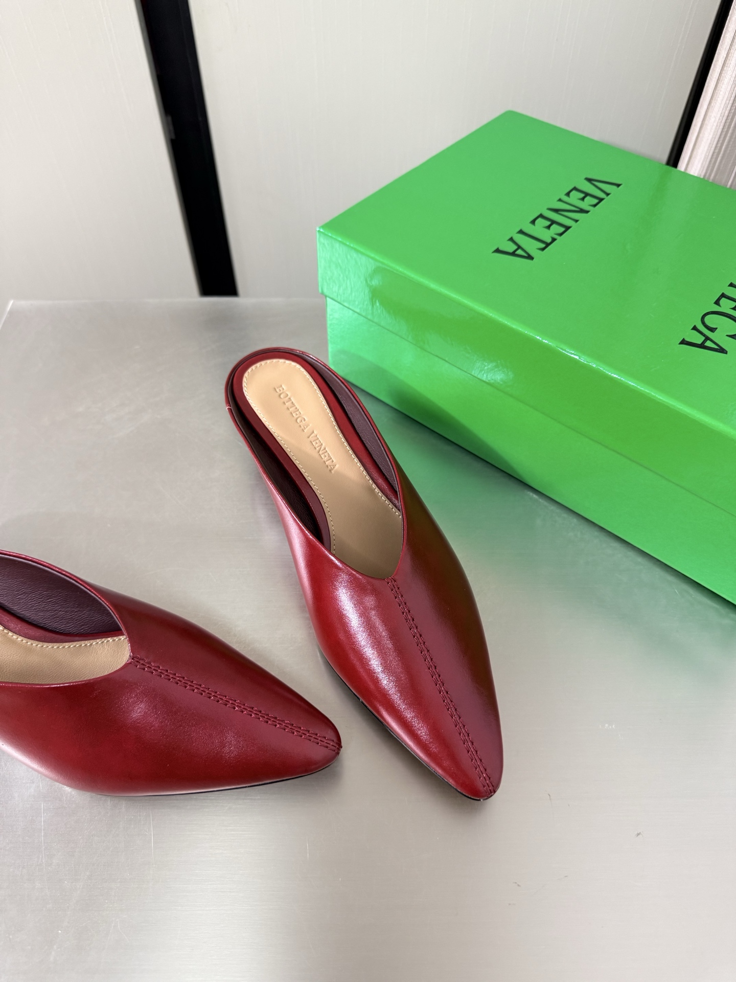 NO:925196,BV women's Vesta cat heel 4cm simple slippers burgundy butter leather family elements high version small round toe essential for commuting BV early autumn series are so beautiful. The elegant materials used in shoes are intellectual, elegant and capable. The full high-end design is beautiful~~ The fabric is made of original consistent lambskin and the styling technology pursues the perfection of internal craftsmanship. The heels and feet are made of lambskin. Never sloppy. Original outsole craftsmanship is a classic of the brand.  The new season uses Italian genuine leather outsole with clear dyeing technology and rubber square technology. Comfortable and high-end flat design makes travel more comfortable and confident. 35 36 37 38 39 40 41 42 (customized code number of 40 41 42). Equipped with original packaging. Hot glue process logo bag, half drag, bottega veneta, slippers, sheepskin, Leather soles.19860909BV 女士Vesta 猫跟 4cm 简约 拖鞋 酒红色 牛油皮 家族元素 高版本  小圆头 通勤必备 BV早秋系列 都好美啊  优雅材质运用在鞋履上知性优雅干练  满满的高级感设计美美哒～～  面料选用原版一致小羊皮 以及定型科技追求内部工艺完美   鞋跟 垫脚选用小羊皮 绝不马虎 原版  大底工艺 品牌经典之作 新季选用意大利真皮大底 配合清染技术 搭配橡胶方块工艺  舒适高端 平底 设计 让出行更舒适 自信   35 36 37 38 39 40 41 42  (40 41 42定制码数)  配置原版包装 烫胶工艺logo布袋,半拖,bottega veneta,slippers,sheepskin,Leather soles,Women's Shoes