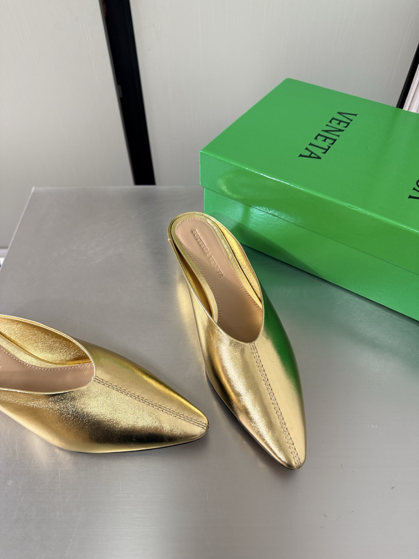NO:925202,BV women's Vesta cat heel 4cm simple slippers gold butter leather family elements high version small round toe essential for commuting BV early autumn series are so beautiful. The elegant materials used in shoes are intellectual, elegant and capable. The full high-end design is beautiful~~ The fabric is made of original consistent lambskin and the styling technology pursues the perfection of internal craftsmanship. The heels and feet are made of lambskin. Never sloppy. Original outsole craftsmanship is a classic of the brand.  The new season uses Italian genuine leather outsole with clear dyeing technology and rubber square technology. Comfortable and high-end flat design makes travel more comfortable and confident. 35 36 37 38 39 40 41 42 (customized code number of 40 41 42). Equipped with original packaging. Hot glue process logo bag, half drag, bottega veneta, slippers, sheepskin, Leather soles.19860909BV 女士Vesta 猫跟 4cm 简约 拖鞋 金色 牛油皮 家族元素 高版本  小圆头 通勤必备 BV早秋系列 都好美啊  优雅材质运用在鞋履上知性优雅干练  满满的高级感设计美美哒～～  面料选用原版一致小羊皮 以及定型科技追求内部工艺完美   鞋跟 垫脚选用小羊皮 绝不马虎 原版  大底工艺 品牌经典之作 新季选用意大利真皮大底 配合清染技术 搭配橡胶方块工艺  舒适高端 平底 设计 让出行更舒适 自信   35 36 37 38 39 40 41 42  (40 41 42定制码数)  配置原版包装 烫胶工艺logo布袋,半拖,bottega veneta,slippers,sheepskin,Leather soles,Women's Shoes