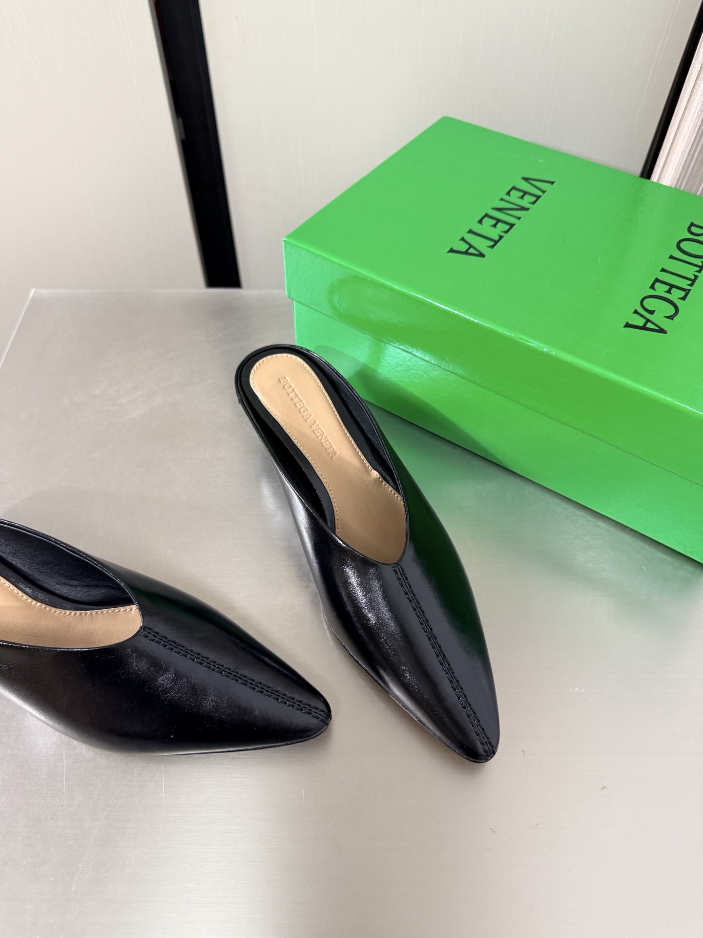 NO:925206,BV women's Vesta cat heel 4cm simple slippers black butter leather family elements high version small round toe essential for commuting BV early autumn series are so beautiful. The elegant materials used in shoes are intellectual, elegant and capable. The full high-end design is beautiful~~ The fabric is made of original consistent lambskin and the styling technology pursues the perfection of internal craftsmanship. The heels and feet are made of lambskin. Never sloppy. Original outsole craftsmanship is a classic of the brand.  The new season uses Italian genuine leather outsole with clear dyeing technology and rubber square technology. Comfortable and high-end flat design makes travel more comfortable and confident. 35 36 37 38 39 40 41 42 (customized code number of 40 41 42). Equipped with original packaging. Hot glue process logo bag, half drag, bottega veneta, slippers, sheepskin, Leather soles.19860909BV 女士Vesta 猫跟 4cm 简约 拖鞋 黑色 牛油皮 家族元素 高版本  小圆头 通勤必备 BV早秋系列 都好美啊  优雅材质运用在鞋履上知性优雅干练  满满的高级感设计美美哒～～  面料选用原版一致小羊皮 以及定型科技追求内部工艺完美   鞋跟 垫脚选用小羊皮 绝不马虎 原版  大底工艺 品牌经典之作 新季选用意大利真皮大底 配合清染技术 搭配橡胶方块工艺  舒适高端 平底 设计 让出行更舒适 自信   35 36 37 38 39 40 41 42  (40 41 42定制码数)  配置原版包装 烫胶工艺logo布袋,半拖,bottega veneta,slippers,sheepskin,Leather soles,Women's Shoes