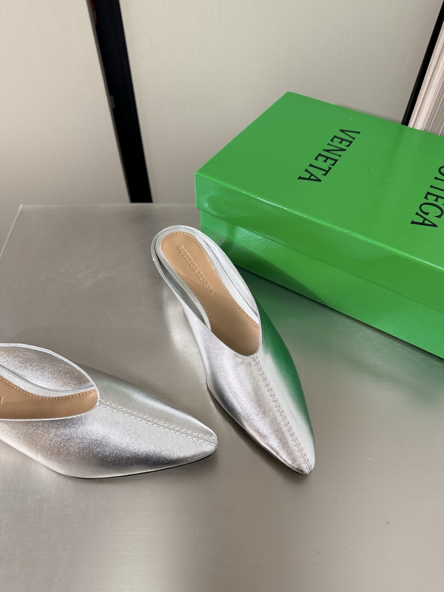NO:925212,BV women's Vesta cat heel 4cm simple slippers silver butter leather family elements high version small round toe essential for commuting BV early autumn series are so beautiful. The elegant materials used in shoes are intellectual, elegant and capable. The full high-end design is beautiful~~ The fabric is made of original consistent lambskin and the shaping technology pursues the perfection of internal craftsmanship. The heels and feet are made of lambskin, never sloppy. Original outsole craftsmanship is a classic of the brand.  The new season uses Italian genuine leather outsole with clear dyeing technology and rubber square technology. Comfortable and high-end flat design makes travel more comfortable and confident. 35 36 37 38 39 40 41 42 (customized code number of 40 41 42). Equipped with original packaging. Hot glue process logo bag, half drag, bottega veneta, slippers, sheepskin, Leather soles.19860909BV 女士Vesta 猫跟 4cm 简约 拖鞋 银色 牛油皮 家族元素 高版本  小圆头 通勤必备 BV早秋系列 都好美啊  优雅材质运用在鞋履上知性优雅干练  满满的高级感设计美美哒～～  面料选用原版一致小羊皮 以及定型科技追求内部工艺完美   鞋跟 垫脚选用小羊皮 绝不马虎 原版  大底工艺 品牌经典之作 新季选用意大利真皮大底 配合清染技术 搭配橡胶方块工艺  舒适高端 平底 设计 让出行更舒适 自信   35 36 37 38 39 40 41 42  (40 41 42定制码数)  配置原版包装 烫胶工艺logo布袋,半拖,bottega veneta,slippers,sheepskin,Leather soles,Women's Shoes