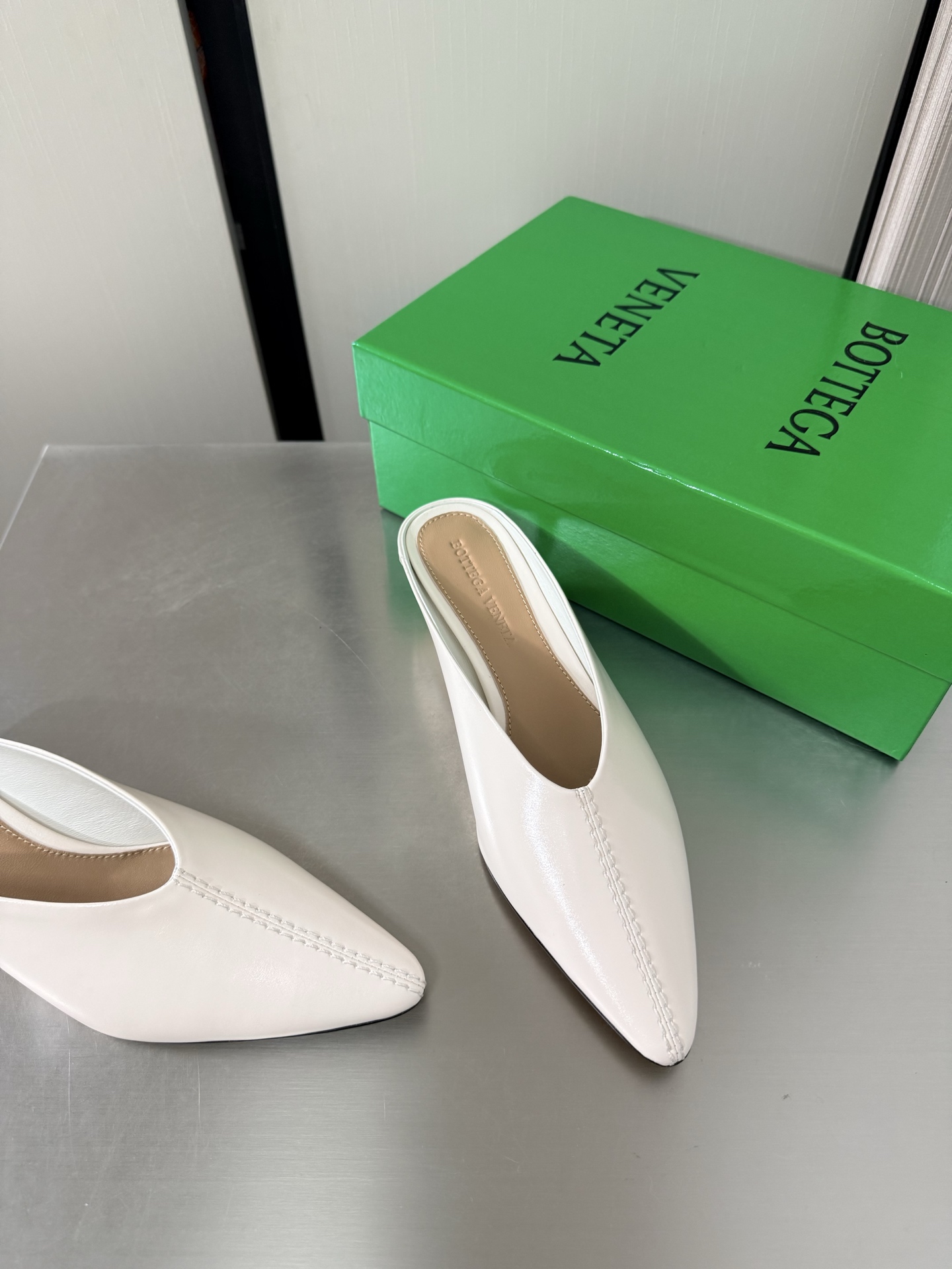 NO:925217,BV women's Vesta cat heel 4cm simple slippers white butter leather family elements high version small round toe essential for commuting BV early autumn series are so beautiful. The elegant materials used in shoes are intellectual, elegant and capable. The full high-end design is beautiful~~ The fabric is made of original consistent lambskin and the shaping technology pursues the perfection of internal craftsmanship. The heels and feet are made of lambskin, never sloppy. Original outsole craftsmanship is a classic of the brand.  The new season uses Italian genuine leather outsole with clear dyeing technology and rubber square technology. Comfortable and high-end flat design makes travel more comfortable and confident. 35 36 37 38 39 40 41 42 (customized code number of 40 41 42). Equipped with original packaging. Hot glue process logo bag, half drag, bottega veneta, slippers, sheepskin, Leather soles.19860909BV 女士Vesta 猫跟 4cm 简约 拖鞋 白色 牛油皮 家族元素 高版本  小圆头 通勤必备 BV早秋系列 都好美啊  优雅材质运用在鞋履上知性优雅干练  满满的高级感设计美美哒～～  面料选用原版一致小羊皮 以及定型科技追求内部工艺完美   鞋跟 垫脚选用小羊皮 绝不马虎 原版  大底工艺 品牌经典之作 新季选用意大利真皮大底 配合清染技术 搭配橡胶方块工艺  舒适高端 平底 设计 让出行更舒适 自信   35 36 37 38 39 40 41 42  (40 41 42定制码数)  配置原版包装 烫胶工艺logo布袋,半拖,bottega veneta,slippers,sheepskin,Leather soles,Women's Shoes