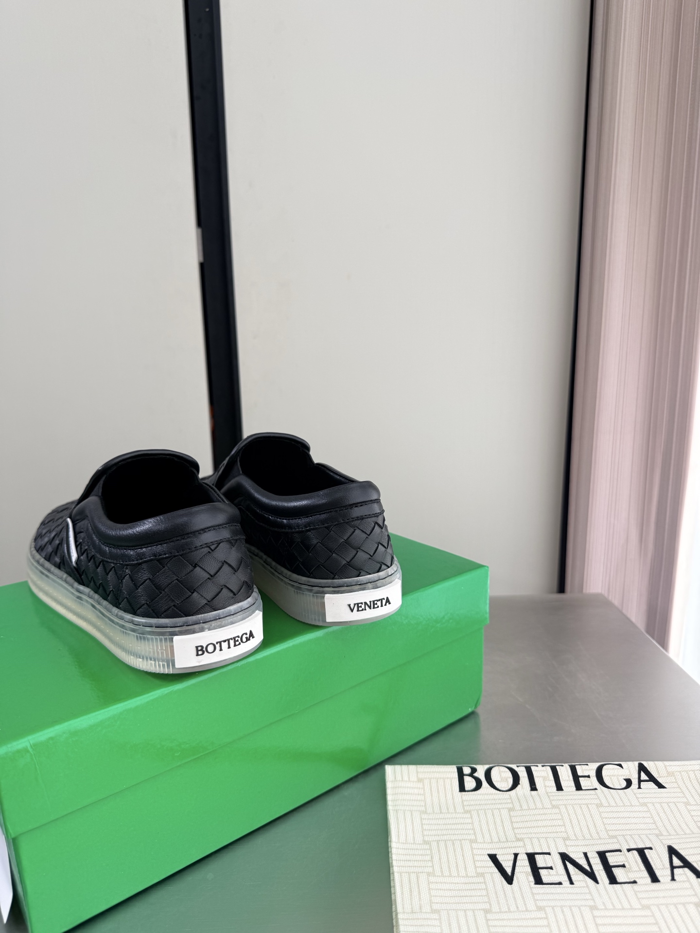 NO:925175,BV Serena Sneaker Men's and Women's Couple's Sports Shoes with Airplane Box Handbag Handmade Lambskin Loafers Upper Made of Environmentally Friendly Sheepskin Matching Inner Foot Pads Eco-Friendly Lambskin Comfortable Lambskin Inner Foot Pads Personalized Transparent Outsole Brand Logo on the Back (Can Be Customized) Outsole Stitching Technique Firm Comfortable Black With Transparent Bottom Lambskin Full Leather Matching Men's Style 10  This classic model is simply bv's latest ceiling. Colorful and versatile. High-end and comfortable. The fabric is made of comfortable lambskin. The inner lining and foot pads are comfortable and high-end. The comfortable benchmark is made of matching transparent TPU molded outsole. The original packaging is selected. The shoe bag is printed with glue logo technology. The most high-end in the market. Hot melt glue is used to shape the toe and heel. It is easy to rebound and does not deform. The upper thread is made of Italian computer sewing machine. Fine workmanship.  Use original packaging and treat customers sincerely. Women's 35 36 37 38 39 40 41 42 Men's 39 40 41 42 43 44 45 (women's 40 41 42 men's 39 45 customized), casual shoes/sports shoes, bottega veneta, loafers, sneakers, sheepskin19860909BV Serena Sneaker 男女 情侣款 运动鞋 配 飞机盒 手提袋 纯手小羊皮编织 乐福鞋 鞋面选用 环保羊皮 对标对版 内里垫脚 环保小羊皮 舒适小羊皮 内里 垫脚  个性透明大底  后品牌logo（可定制客标） 大底 车线工艺 牢固 舒适 黑色 配透明底 小羊皮 全皮对版 男款10  这款经典款 简直bv最新天花板啦 彩色百搭   高档舒适 面料选用舒适小羊皮  内里 垫脚 羊皮内里舒适高端 对版11 舒适标杆 大底选用对版透明TPU成型大底  对标对版 选用原版包装 鞋子布袋采用印胶logo工艺 市场最高端 采用热熔胶定型鞋头 后跟 易回弹不变形  鞋面车线选用意大利电脑针车 做工精细 选用原版包装 真心对待客人 女款 35 36 37 38 39 40 41 42  男款 39 40 41 42 43 44 45  （女40 41 42 男39 45 定制）,休闲鞋/运动鞋,bottega veneta,loafers,sneakers,sheepskin,Women's Shoes