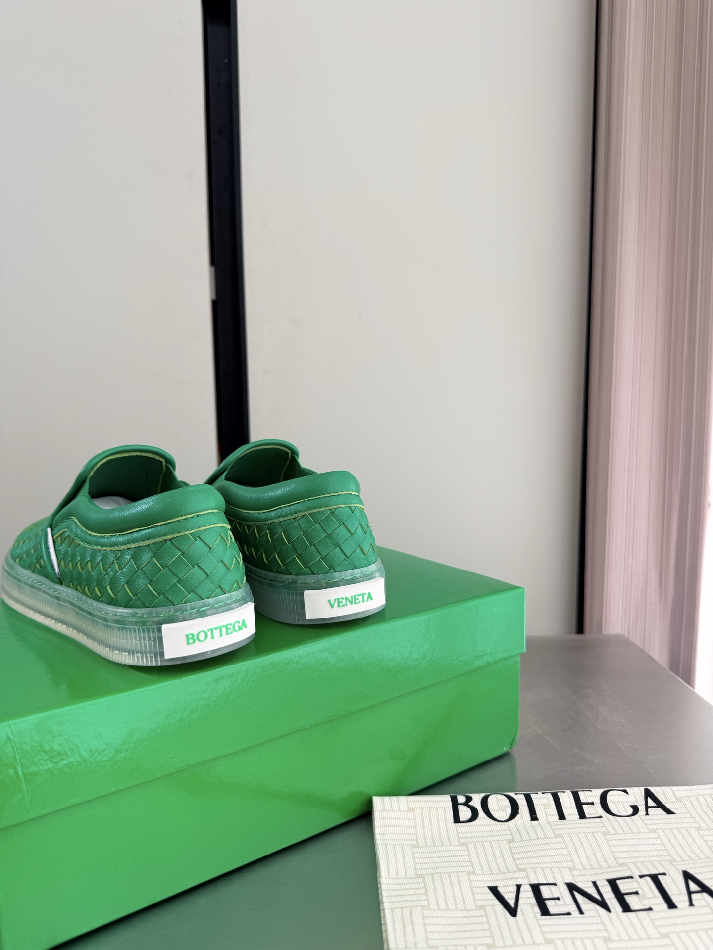 NO:925182,BV Serena Sneaker Men's and Women's Couple's Sports Shoes With Airplane Case Handbag Handmade Lambskin Loafers Upper Made of Environmentally Friendly Sheepskin Matching Matching Inner Feet Eco-Friendly Lambskin Comfortable Lambskin Inner Feet Personalized Transparent Outsole Rear Brand Logo (Can Be Customized) Outsole Stitching Technique Firm Comfortable Green With Transparent Bottom Lambskin Full Leather Matching Men's 10 This Classic Style  Simply bv’s latest ceiling. Colorful and versatile. High-end and comfortable. Fabrics are made of comfortable lambskin. Lining and foot pads. The sheepskin lining is comfortable and high-end. Matching version 11. Comfortable benchmark. The outsole is made of matching transparent TPU molded outsole. Matching version. Original packaging is used. The shoe bags are printed with glue logo technology. The most high-end in the market. Hot melt glue is used to shape the toe.  Treat guests sincerely Women's 35 36 37 38 39 40 41 42 Men's 39 40 41 42 43 44 45 (Female 40 41 42 Men 39 45 customized), casual shoes/sports shoes, bottega veneta, loafers, sneakers, sheepskin19860909BV Serena Sneaker 男女 情侣款 运动鞋 配飞机盒 手提袋 纯手小羊皮编织 乐福鞋 鞋面选用 环保羊皮 对标对版 内里垫脚 环保小羊皮 舒适小羊皮 内里 垫脚  个性透明大底  后品牌logo（可定制客标） 大底 车线工艺 牢固 舒适 绿色 配透明底 小羊皮 全皮对版 男款10  这款经典款 简直bv最新天花板啦 彩色百搭   高档舒适 面料选用舒适小羊皮  内里 垫脚 羊皮内里舒适高端 对版11 舒适标杆 大底选用对版透明TPU成型大底  对标对版 选用原版包装 鞋子布袋采用印胶logo工艺 市场最高端 采用热熔胶定型鞋头 后跟 易回弹不变形  鞋面车线选用意大利电脑针车 做工精细 选用原版包装 真心对待客人 女款 35 36 37 38 39 40 41 42  男款 39 40 41 42 43 44 45  （女40 41 42 男39 45 定制）,休闲鞋/运动鞋,bottega veneta,loafers,sneakers,sheepskin,Women's Shoes