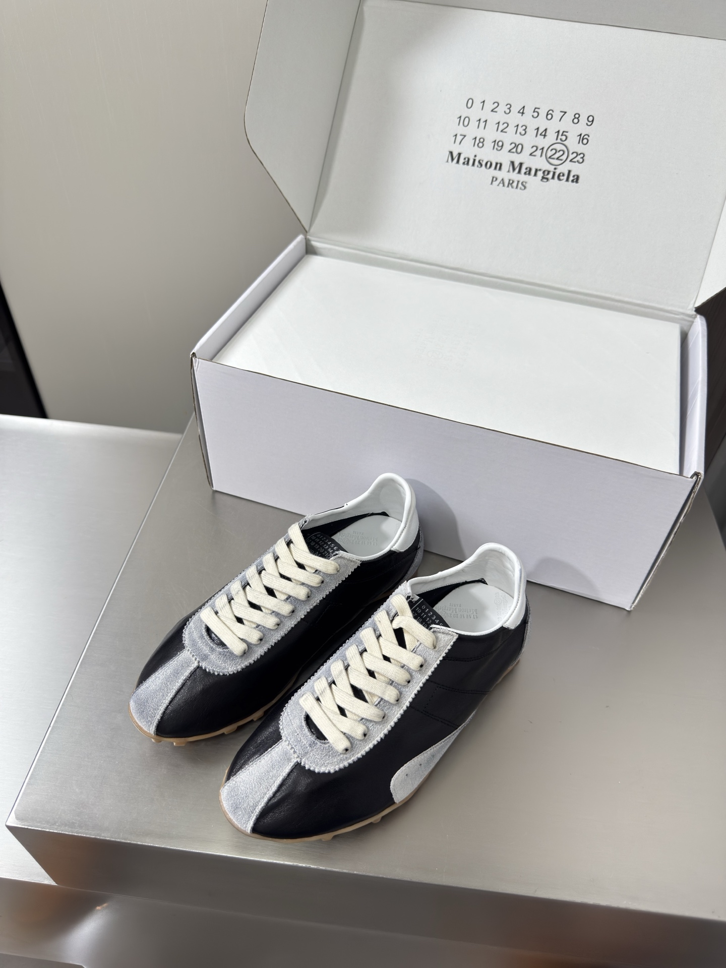 NO:930501,Crystal sheepskin for men and women, vintage and distressed, Xintexun MM6 Maison Margiela Men's 10, high mercerized cow suede crystal sheepskin, water-dyed cowhide, hot fashion style, black with gray Mm6 Maison Margiela's experimental nature starts from the deconstructed aesthetics of functionalism, unexpected playfulness and avant-garde interpretation, changeable simple style tailoring, presenting an extremely creative fashion experimental shape. Genuine leather outsole design, high mercerized suede, comfortable and delicate  Water-dyed cowhide lining Leather lining High-end version The rebellious and low-key Mm6 Maison Marqiela is back with a new style, fashionable shoes with pragmatism as the core of the design. The avant-garde design is similar to the main line Tabi split-toe design. It is paired with a first-layer cowhide upper and a water-dyed cowhide lining. The neat upper design is modern and fashionable and can also become one of the very practical items in the daily wardrobe! The original outsole is used with a digital heel.  Female 35 36 37 38 39 40 (40 customized) Male 39 40 41 42 43 44 45 (45 customized), casual shoes/sports shoes, masion margiela, sneakers,cowhide,sheepskin,Leather soles19860909水晶羊皮 男女款 复古做旧 新德讯 MM6 Maison Margiela 男10 高丝光牛反绒皮水晶羊皮 水染牛皮 大热时尚风格 黑色 配 灰 Mm6 Maison Margiela的实验性从功能主义的解构美学出发,意想不到的玩味和前卫演绎,多变的简约风格剪裁,呈现创意无比的时装实验造型. 真皮大底设计 高丝光牛反绒 舒服细腻 水染牛皮里 皮里 高端对版  反叛又低调的Mm6 Maison Marqiela再出新款,以实用主义为设计核心的时髦鞋履. 前卫的设计与主线的Tabi分趾造型设计有着异曲同工 搭配头层牛皮鞋面,水染牛皮内里 利落的鞋面设计,摩登时髦的同时也可以成为日常衣橱非常实穿的单品之一! 大底选用原版一致大底 搭配数字跟 女 35 36 37 38 39 40 (40 定制) 男 39 40 41 42 43 44 45（45定制）,休闲鞋/运动鞋,masion margiela,sneakers,cowhide,sheepskin,Leather soles,Women's Shoes