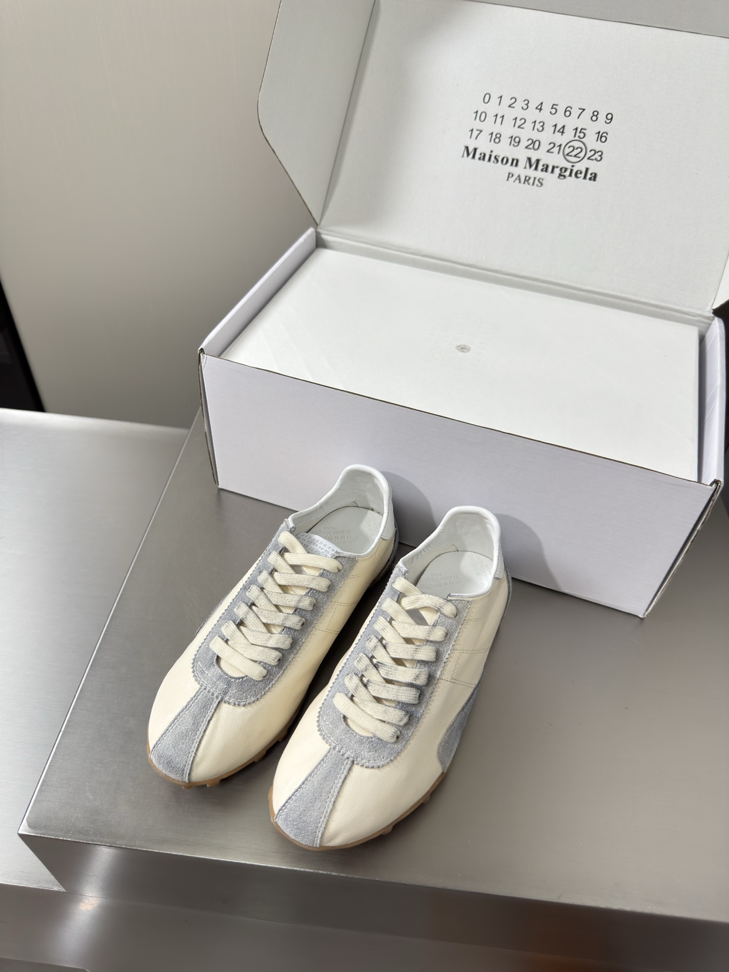 NO:930510,Crystal sheepskin for men and women, retro distressed, Xintexun MM6 Maison Margiela Men's 10, high mercerized cowhide suede crystal sheepskin, water-dyed cowhide, hot fashion style, off-white with gray Mm6 Maison Margiela's experimental nature starts from the deconstructed aesthetics of functionalism, unexpected playfulness and avant-garde interpretation, changeable simple style tailoring, presenting an extremely creative fashion experimental shape. Genuine leather outsole design, high mercerized suede, comfortable and delicate  Water-dyed cowhide lining Leather lining High-end version The rebellious and low-key Mm6 Maison Marqiela is back with a new style, fashionable shoes with pragmatism as the core of the design. The avant-garde design is similar to the main line Tabi split-toe design. It is paired with a first-layer cowhide upper and a water-dyed cowhide lining. The neat upper design is modern and fashionable and can also become one of the very practical items in the daily wardrobe! The original outsole is used with a digital heel.  Female 35 36 37 38 39 40 (40 customized) Male 39 40 41 42 43 44 45 (45 customized), casual shoes/sports shoes, masion margiela, sneakers,cowhide,sheepskin,Leather soles19860909水晶羊皮 男女款 复古做旧 新德讯 MM6 Maison Margiela 男10 高丝光牛反绒皮水晶羊皮 水染牛皮 大热时尚风格 米白 配 灰 Mm6 Maison Margiela的实验性从功能主义的解构美学出发,意想不到的玩味和前卫演绎,多变的简约风格剪裁,呈现创意无比的时装实验造型. 真皮大底设计 高丝光牛反绒 舒服细腻 水染牛皮里 皮里 高端对版  反叛又低调的Mm6 Maison Marqiela再出新款,以实用主义为设计核心的时髦鞋履. 前卫的设计与主线的Tabi分趾造型设计有着异曲同工 搭配头层牛皮鞋面,水染牛皮内里 利落的鞋面设计,摩登时髦的同时也可以成为日常衣橱非常实穿的单品之一! 大底选用原版一致大底 搭配数字跟 女 35 36 37 38 39 40 (40 定制) 男 39 40 41 42 43 44 45（45定制）,休闲鞋/运动鞋,masion margiela,sneakers,cowhide,sheepskin,Leather soles,Women's Shoes
