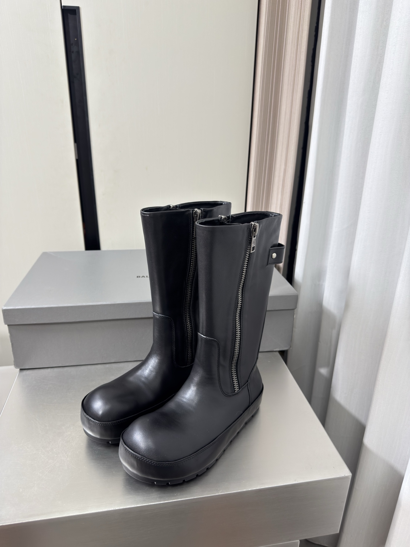 NO:930483,Increased inner height Balenciaga Thick sole Mickey head Hardware logo Fastener Haute couture series BALENCIAG Exclusive special square buckle Decoration Fabric Black cowhide Inner lambskin Black Top version All matching materials Continue demna's rebellious attitude towards mainstream gorgeous fashion Through dyeing process Big logo Special heel design With family logo Italian genuine leather outsole Size 35 36 37 38 39 40  41 (40 41 customized, non-returnable) with original packaging, boots, balenciaga, balenciaga, boots, cowhide, sheepskin, Leather soles19860909内增高 巴黎世家 厚底 米奇头 五金logo 扣件 高定系列 BALENCIAG 专属特别方扣 装饰 面料 黑色牛皮 内里 小羊皮 黑色  顶级版本 全部对版材料 继续着demna式的对主流华丽时尚的反叛态度 透染工艺 大logo 特别跟型设计 带家族logo 意大利真皮大底 码数 35 36 37 38 39 40 41（40 41 定制不退换） 配原版包装,靴子,balenciaga,balenciaga,boots,cowhide,sheepskin,Leather soles,Women's Shoes