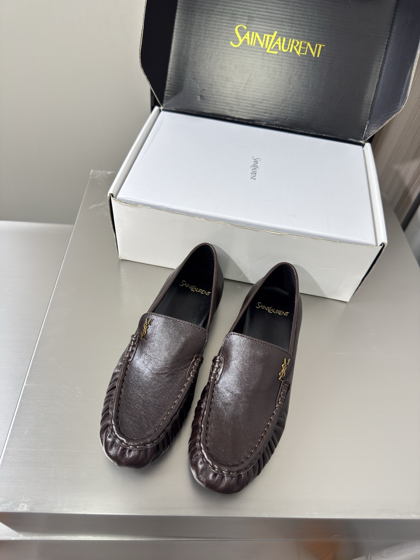 NO:930409,YSL large men's and women's loafers handmade pleated technology 8.5 cm heel height commuter series comfortable and high-end coffee calfskin transparent TPU material Yvette Saint Laurent Saint Laurent logo exquisite high heels men's 30 beautiful shoes with no dead ends to support the aura and noble temperament imported sheepskin lining foot-fitting comfortable Italian imported genuine leather outsole size women's 35 36 37 38 39  40 41 42 43 Men's 38 39 40 41 42 43 44 45 46 47 (Female 40 41 42 43 Male 38 39 45 46 47 order) With counter packaging, loafers, saint laurent, saint laurent, saint  laurent,loafers,cowhide,sheepskin,Leather soles19860909YSL 大 男女款 乐福鞋 手工制作 褶皱工艺 8.5 cm 跟高 通勤系列 舒适高档 咖啡小牛皮 透明 TPU 材质 Yvette Saint Laurent圣罗兰logo 精致高跟 男款30  无死角的美鞋 撑起气场 气质高贵  进口羊皮内里 贴脚 舒适 意大利进口真皮大底  码数女款 35 36 37 38 39 40 41 42 43  男款 38 39 40 41 42 43 44 45 46 47 （女40 41 42 43 男38 39 45 46 47 订） 配专柜包装,乐福鞋,saint laurent,saint laurent,saint laurent,loafers,cowhide,sheepskin,Leather soles,Women's Shoes