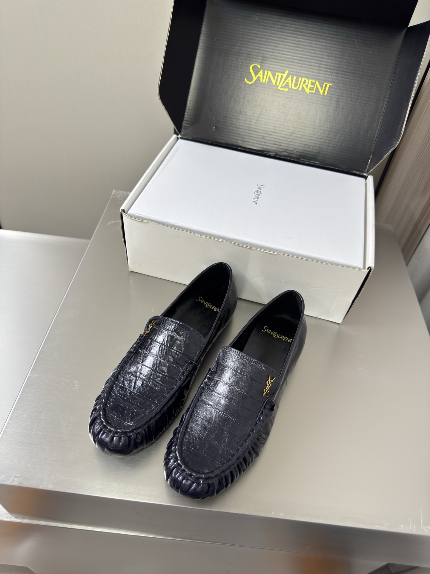 NO:930419,YSL large men's and women's loafers handmade pleated technology 8.5 cm heel height commuter series comfortable and high-end dark blue eel stable calfskin transparent TPU material Yvette Saint Laurent Saint Laurent logo exquisite high heels men's 30 beautiful shoes with no dead ends to support the aura and noble temperament imported sheepskin lining foot-fitting comfortable Italian imported genuine leather outsole size women's 35 36 37  38 39 40 41 42 43 Men's 38 39 40 41 42 43 44 45 46 47 (Female 40 41 42 43 Male 38 39 45 46 47 order) With counter packaging, loafers, saint laurent, saint laurent, saint  laurent,loafers,cowhide,sheepskin,Leather soles19860909YSL 大 男女款 乐福鞋 手工制作 褶皱工艺 8.5 cm 跟高 通勤系列 舒适高档 深蓝色 鳗鱼稳 小牛皮 透明 TPU 材质 Yvette Saint Laurent圣罗兰logo 精致高跟 男款30  无死角的美鞋 撑起气场 气质高贵  进口羊皮内里 贴脚 舒适 意大利进口真皮大底  码数女款 35 36 37 38 39 40 41 42 43  男款 38 39 40 41 42 43 44 45 46 47 （女40 41 42 43 男38 39 45 46 47 订） 配专柜包装,乐福鞋,saint laurent,saint laurent,saint laurent,loafers,cowhide,sheepskin,Leather soles,Women's Shoes
