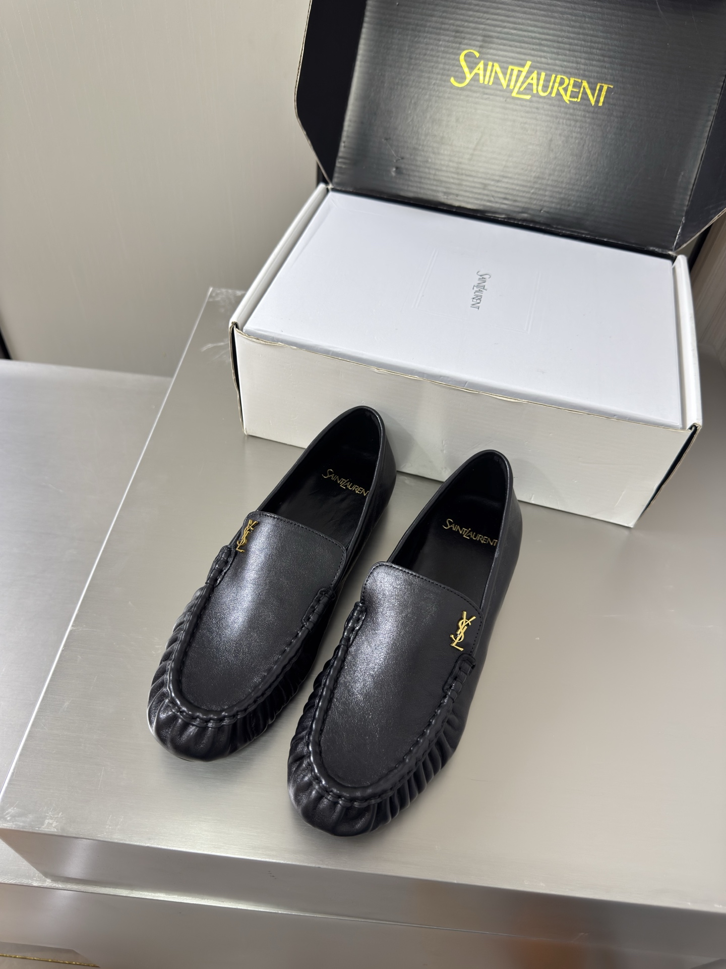 NO:930429,YSL large men's and women's loafers handmade pleated craftsmanship 8.5 cm heel height commuter series comfortable and high-end black calfskin transparent TPU material Yvette Saint Laurent logo exquisite high heels men's 30 beautiful shoes with no dead ends, support aura, noble temperament, imported sheepskin lining, foot-fitting, comfortable Italian imported genuine leather outsole, size women's 35 36 37 38 39  40 41 42 43 Men's 38 39 40 41 42 43 44 45 46 47 (Female 40 41 42 43 Male 38 39 45 46 47 order) With counter packaging, loafers, saint laurent, saint laurent, saint  laurent,loafers,cowhide,sheepskin,Leather soles19860909YSL 大 男女款 乐福鞋 手工制作 褶皱工艺 8.5 cm 跟高 通勤系列 舒适高档 黑色 小牛皮 透明 TPU 材质 Yvette Saint Laurent圣罗兰logo 精致高跟 男款30  无死角的美鞋 撑起气场 气质高贵  进口羊皮内里 贴脚 舒适 意大利进口真皮大底  码数女款 35 36 37 38 39 40 41 42 43  男款 38 39 40 41 42 43 44 45 46 47 （女40 41 42 43 男38 39 45 46 47 订） 配专柜包装,乐福鞋,saint laurent,saint laurent,saint laurent,loafers,cowhide,sheepskin,Leather soles,Women's Shoes