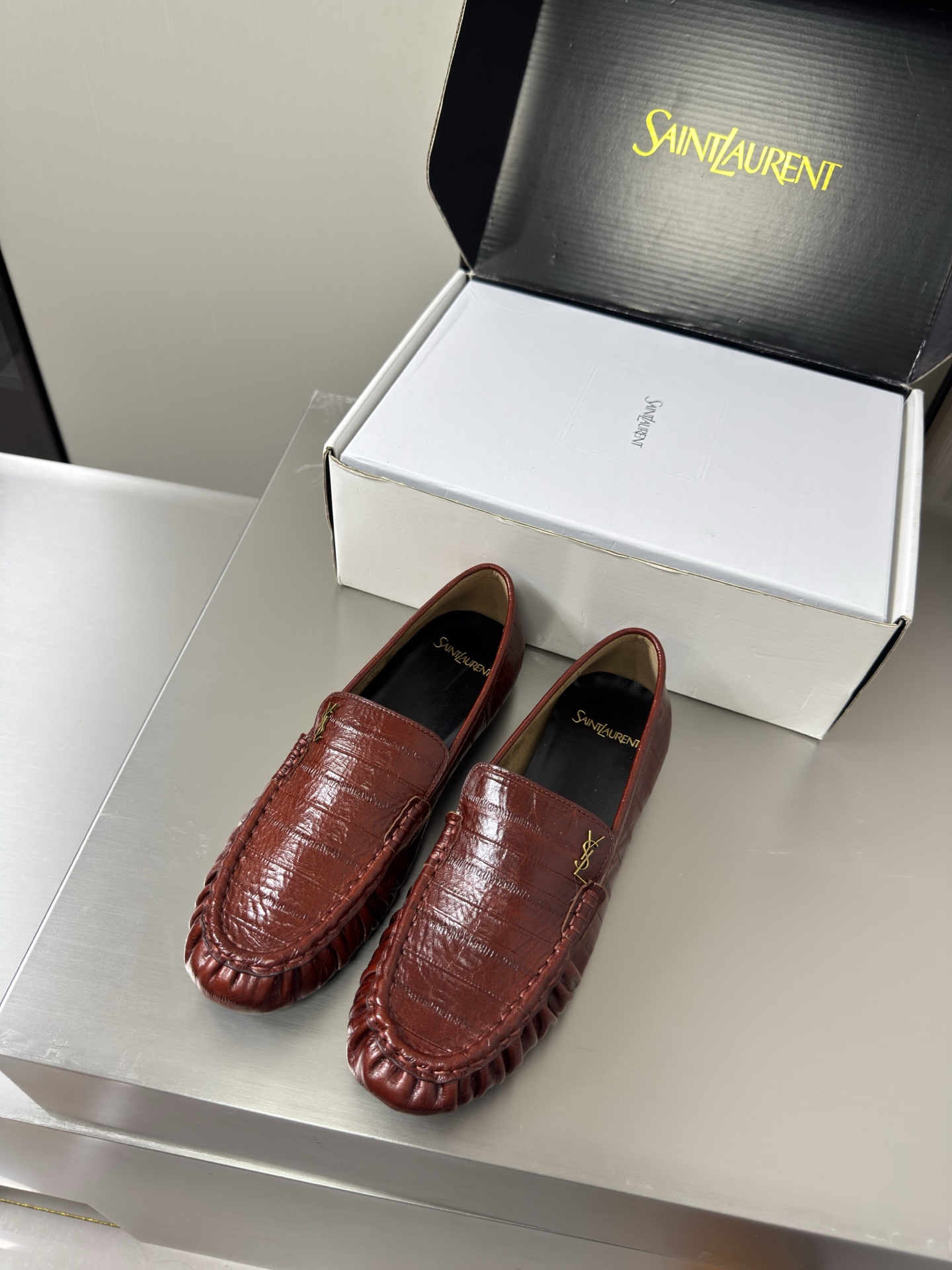 NO:930438,YSL large men's and women's loafers handmade pleated technology 8.5 cm heel height commuter series comfortable and high-end bean paste red eel stable calfskin transparent TPU material Yvette Saint Laurent Saint Laurent logo exquisite high heels men's 30 beautiful shoes with no dead ends to support the aura and noble temperament imported sheepskin lining foot-fitting comfortable Italian imported genuine leather outsole size women's 35 36 37  38 39 40 41 42 43 Men's 38 39 40 41 42 43 44 45 46 47 (Female 40 41 42 43 Male 38 39 45 46 47 order) With counter packaging, loafers, saint laurent, saint laurent, saint  laurent,loafers,cowhide,sheepskin,Leather soles19860909YSL 大 男女款 乐福鞋 手工制作 褶皱工艺 8.5 cm 跟高 通勤系列 舒适高档 豆沙红 鳗鱼稳 小牛皮 透明 TPU 材质 Yvette Saint Laurent圣罗兰logo 精致高跟 男款30  无死角的美鞋 撑起气场 气质高贵  进口羊皮内里 贴脚 舒适 意大利进口真皮大底  码数女款 35 36 37 38 39 40 41 42 43  男款 38 39 40 41 42 43 44 45 46 47 （女40 41 42 43 男38 39 45 46 47 订） 配专柜包装,乐福鞋,saint laurent,saint laurent,saint laurent,loafers,cowhide,sheepskin,Leather soles,Women's Shoes