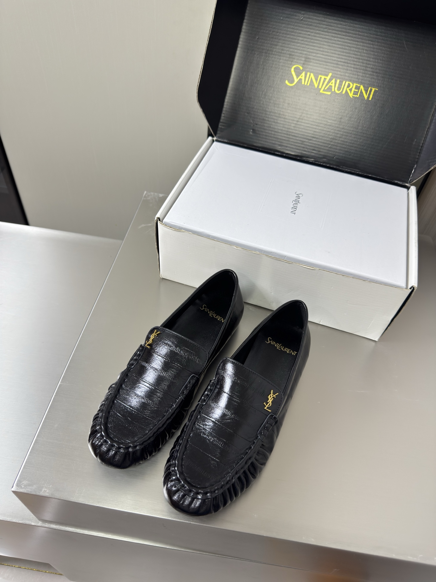 NO:930447,YSL large men's and women's loafers handmade pleated technology 8.5 cm heel height commuter series comfortable and high-end black eel stable calfskin transparent TPU material Yvette Saint Laurent Saint Laurent logo exquisite high heels men's 30 beautiful shoes with no dead ends to support the aura and noble temperament imported sheepskin lining fit the foot comfortable Italian imported genuine leather outsole size women's 35 36 37 38  39 40 41 42 43 Men's 38 39 40 41 42 43 44 45 46 47 (Female 40 41 42 43 Male 38 39 45 46 47 order) With counter packaging, loafers, saint laurent, saint laurent, saint  laurent,loafers,cowhide,sheepskin,Leather soles19860909YSL 大 男女款 乐福鞋 手工制作 褶皱工艺 8.5 cm 跟高 通勤系列 舒适高档 黑色 鳗鱼稳 小牛皮 透明 TPU 材质 Yvette Saint Laurent圣罗兰logo 精致高跟 男款30  无死角的美鞋 撑起气场 气质高贵  进口羊皮内里 贴脚 舒适 意大利进口真皮大底  码数女款 35 36 37 38 39 40 41 42 43  男款 38 39 40 41 42 43 44 45 46 47 （女40 41 42 43 男38 39 45 46 47 订） 配专柜包装,乐福鞋,saint laurent,saint laurent,saint laurent,loafers,cowhide,sheepskin,Leather soles,Women's Shoes