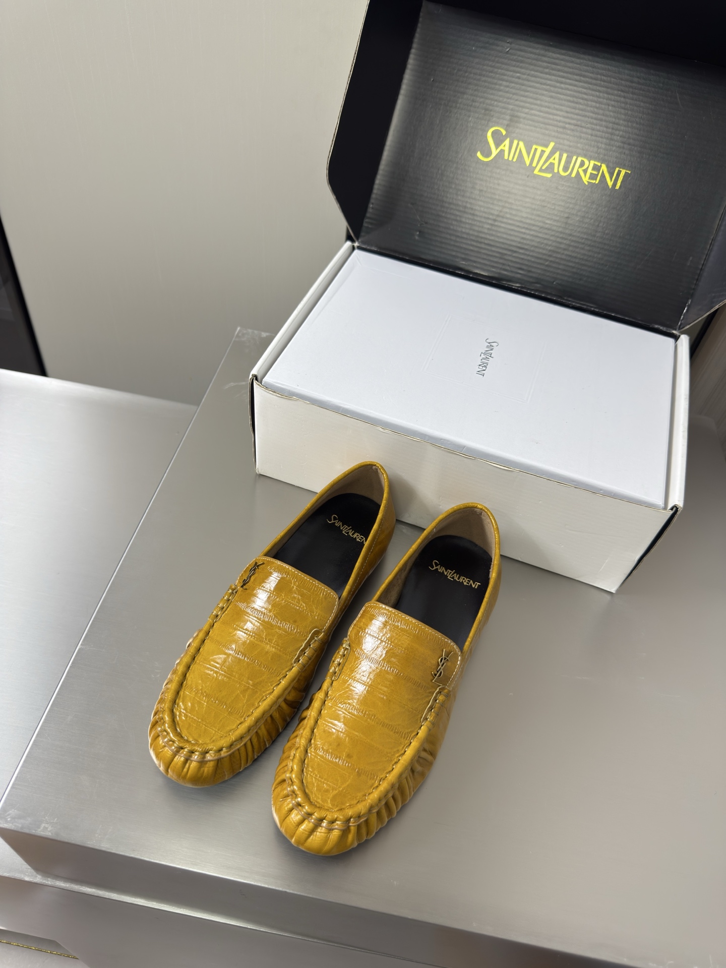 NO:930455,YSL large men's and women's loafers handmade pleated technology 8.5 cm heel height commuter series comfortable and high-end ginger eel stable calfskin transparent TPU material Yvette Saint Laurent Saint Laurent logo exquisite high heels men's 30 beautiful shoes with no dead ends to support the aura and noble temperament imported sheepskin lining fit the foot comfortable Italian imported genuine leather outsole size women's 35 36 37  38 39 40 41 42 43 Men's 38 39 40 41 42 43 44 45 46 47 (Female 40 41 42 43 Male 38 39 45 46 47 order) With counter packaging, loafers, saint laurent, saint laurent, saint  laurent,loafers,cowhide,sheepskin,Leather soles19860909YSL 大 男女款 乐福鞋 手工制作 褶皱工艺 8.5 cm 跟高 通勤系列 舒适高档 姜黄色 鳗鱼稳 小牛皮 透明 TPU 材质 Yvette Saint Laurent圣罗兰logo 精致高跟 男款30  无死角的美鞋 撑起气场 气质高贵  进口羊皮内里 贴脚 舒适 意大利进口真皮大底  码数女款 35 36 37 38 39 40 41 42 43  男款 38 39 40 41 42 43 44 45 46 47 （女40 41 42 43 男38 39 45 46 47 订） 配专柜包装,乐福鞋,saint laurent,saint laurent,saint laurent,loafers,cowhide,sheepskin,Leather soles,Women's Shoes