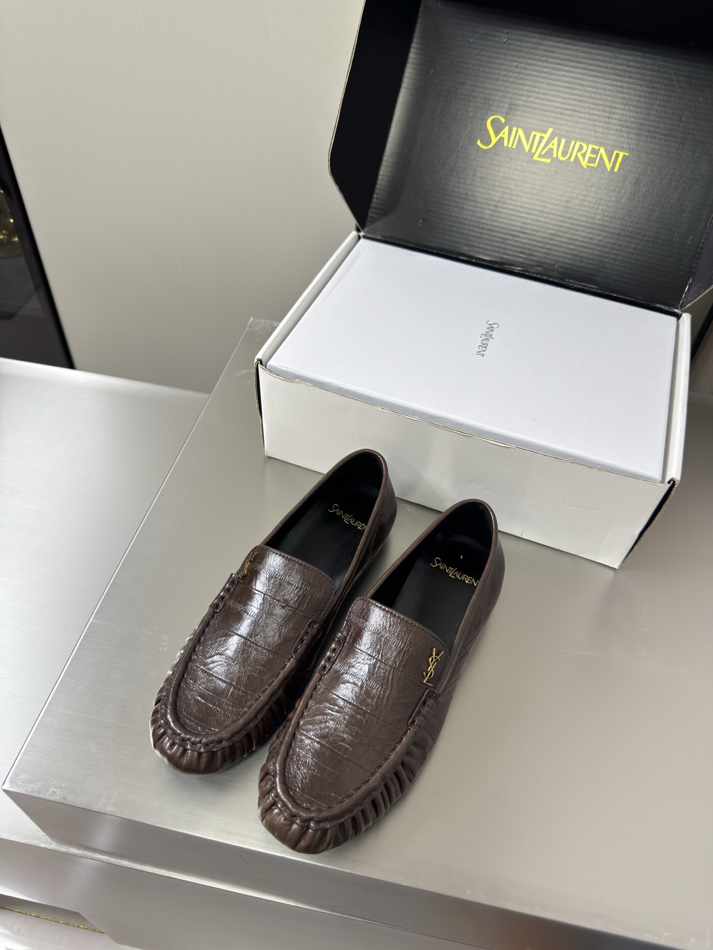 NO:930464,YSL large men's and women's loafers handmade pleated technology 8.5 cm heel height commuter series comfortable and high-end brown eel stable calfskin transparent TPU material Yvette Saint Laurent Saint Laurent logo exquisite high heels men's 30 beautiful shoes with no dead ends to support the aura and noble temperament imported sheepskin lining fit the foot comfortable Italian imported genuine leather outsole size women's 35 36 37  38 39 40 41 42 43 Men's 38 39 40 41 42 43 44 45 46 47 (Female 40 41 42 43 Male 38 39 45 46 47 order) With counter packaging, loafers, saint laurent, saint laurent, saint  laurent,loafers,cowhide,sheepskin,Leather soles19860909YSL 大 男女款 乐福鞋 手工制作 褶皱工艺 8.5 cm 跟高 通勤系列 舒适高档 咖啡色 鳗鱼稳 小牛皮 透明 TPU 材质 Yvette Saint Laurent圣罗兰logo 精致高跟 男款30  无死角的美鞋 撑起气场 气质高贵  进口羊皮内里 贴脚 舒适 意大利进口真皮大底  码数女款 35 36 37 38 39 40 41 42 43  男款 38 39 40 41 42 43 44 45 46 47 （女40 41 42 43 男38 39 45 46 47 订） 配专柜包装,乐福鞋,saint laurent,saint laurent,saint laurent,loafers,cowhide,sheepskin,Leather soles,Women's Shoes