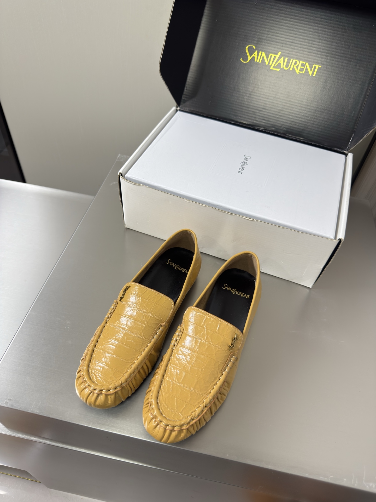 NO:930473,YSL Large Men's and Women's Loafers Handmade Pleated Crafts 8.5 cm Heel Height Commuting Series Comfortable and High-end Light Brown Eel Stable Calfskin Transparent TPU Material Yvette Saint Laurent Saint Laurent logo Exquisite high heels Men's 30 Beautiful shoes with no dead ends Support aura Noble temperament Imported sheepskin lining Fitted to the feet Comfortable Italian imported genuine leather outsole Size women's 35 36 37  38 39 40 41 42 43 Men's 38 39 40 41 42 43 44 45 46 47 (Female 40 41 42 43 Male 38 39 45 46 47 order) With counter packaging, loafers, saint laurent, saint laurent, saint  laurent,loafers,cowhide,sheepskin,Leather soles19860909YSL 大 男女款 乐福鞋 手工制作 褶皱工艺 8.5 cm 跟高 通勤系列 舒适高档 浅棕色 鳗鱼稳 小牛皮 透明 TPU 材质 Yvette Saint Laurent圣罗兰logo 精致高跟 男款30  无死角的美鞋 撑起气场 气质高贵  进口羊皮内里 贴脚 舒适 意大利进口真皮大底  码数女款 35 36 37 38 39 40 41 42 43  男款 38 39 40 41 42 43 44 45 46 47 （女40 41 42 43 男38 39 45 46 47 订） 配专柜包装,乐福鞋,saint laurent,saint laurent,saint laurent,loafers,cowhide,sheepskin,Leather soles,Women's Shoes