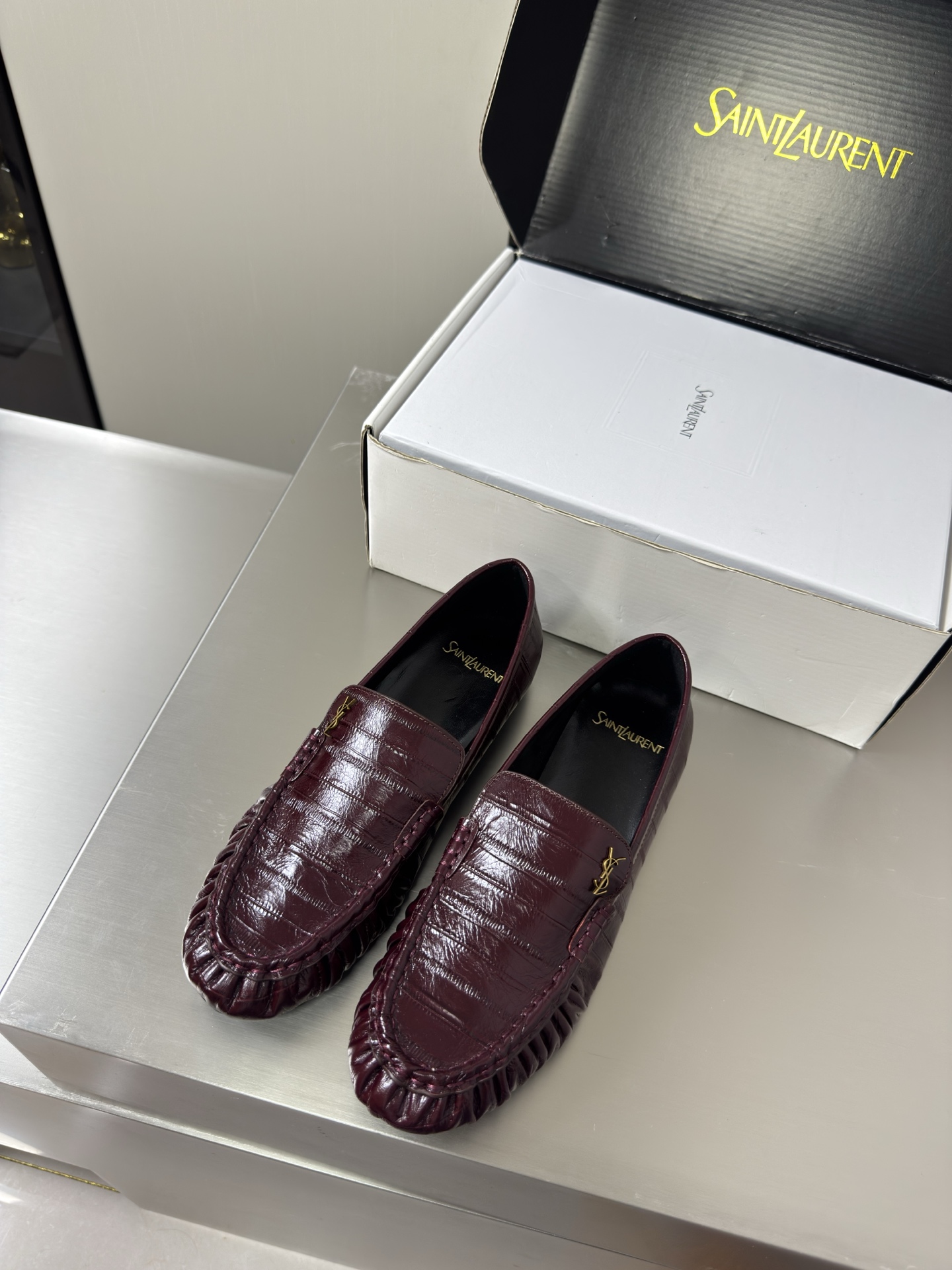 NO:930482,YSL large men's and women's loafers handmade pleated craftsmanship 8.5 cm heel height commuter series comfortable and high-end burgundy eel stable calfskin transparent TPU material Yvette Saint Laurent Saint Laurent logo exquisite high heels men's 30 beautiful shoes with no dead ends, supporting aura, noble temperament, imported sheepskin lining, foot-fitting, comfortable Italian imported genuine leather outsole, size women's 35 36 37  38 39 40 41 42 43 Men's 38 39 40 41 42 43 44 45 46 47 (Female 40 41 42 43 Male 38 39 45 46 47 order) With counter packaging, loafers, saint laurent, saint laurent, saint  laurent,loafers,cowhide,sheepskin,Leather soles19860909YSL 大 男女款 乐福鞋 手工制作 褶皱工艺 8.5 cm 跟高 通勤系列 舒适高档 酒红色 鳗鱼稳 小牛皮 透明 TPU 材质 Yvette Saint Laurent圣罗兰logo 精致高跟 男款30  无死角的美鞋 撑起气场 气质高贵  进口羊皮内里 贴脚 舒适 意大利进口真皮大底  码数女款 35 36 37 38 39 40 41 42 43  男款 38 39 40 41 42 43 44 45 46 47 （女40 41 42 43 男38 39 45 46 47 订） 配专柜包装,乐福鞋,saint laurent,saint laurent,saint laurent,loafers,cowhide,sheepskin,Leather soles,Women's Shoes